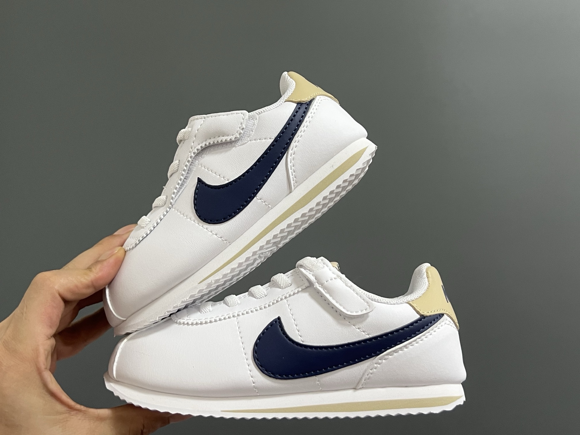 图片[2]-NK新款阿甘二代魔术贴松紧带儿童运动鞋 尺码：22-37码 经典阿甘二代🆕 升级版魔术贴松紧带设计✔️ 优质面料，质感满满💯 原装耐磨防滑大底，脚感不言而喻☁️-选品中心