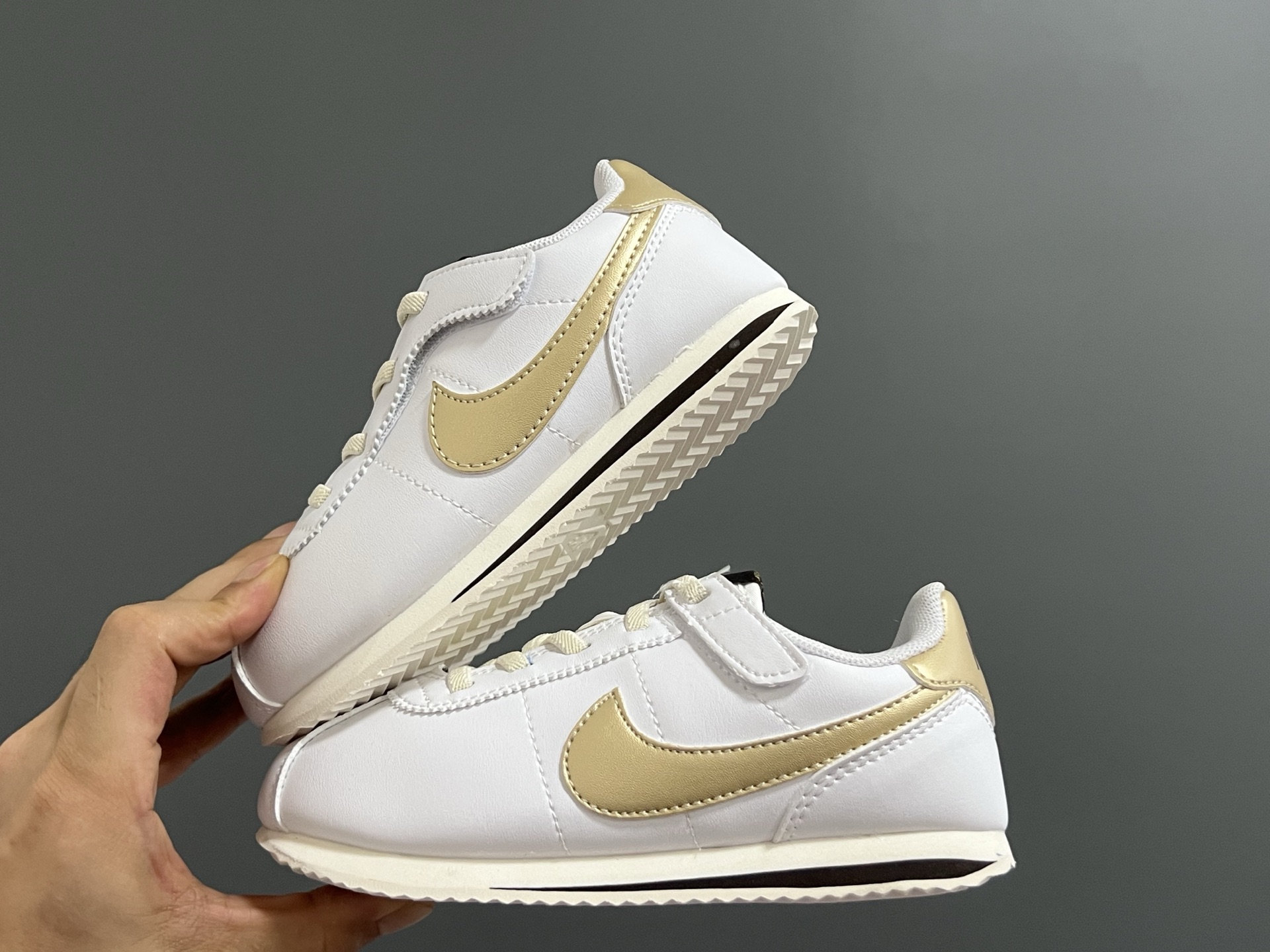 图片[4]-NK新款阿甘二代魔术贴松紧带儿童运动鞋 尺码：22-37码 经典阿甘二代🆕 升级版魔术贴松紧带设计✔️ 优质面料，质感满满💯 原装耐磨防滑大底，脚感不言而喻☁️-选品中心