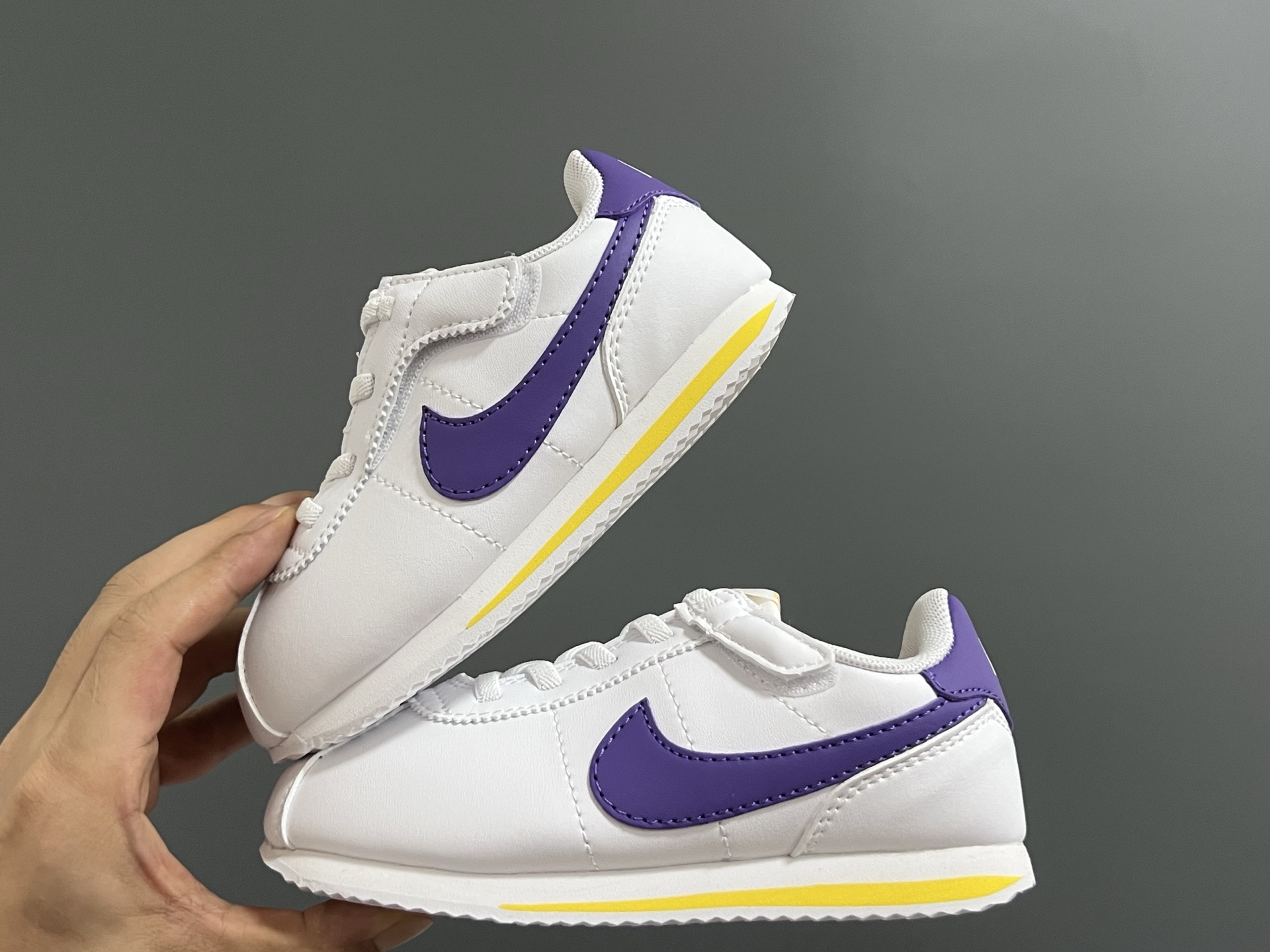 图片[2]-NK新款阿甘二代魔术贴松紧带儿童运动鞋 尺码：22-37码 经典阿甘二代🆕 升级版魔术贴松紧带设计✔️ 优质面料，质感满满💯 原装耐磨防滑大底，脚感不言而喻☁️-选品中心