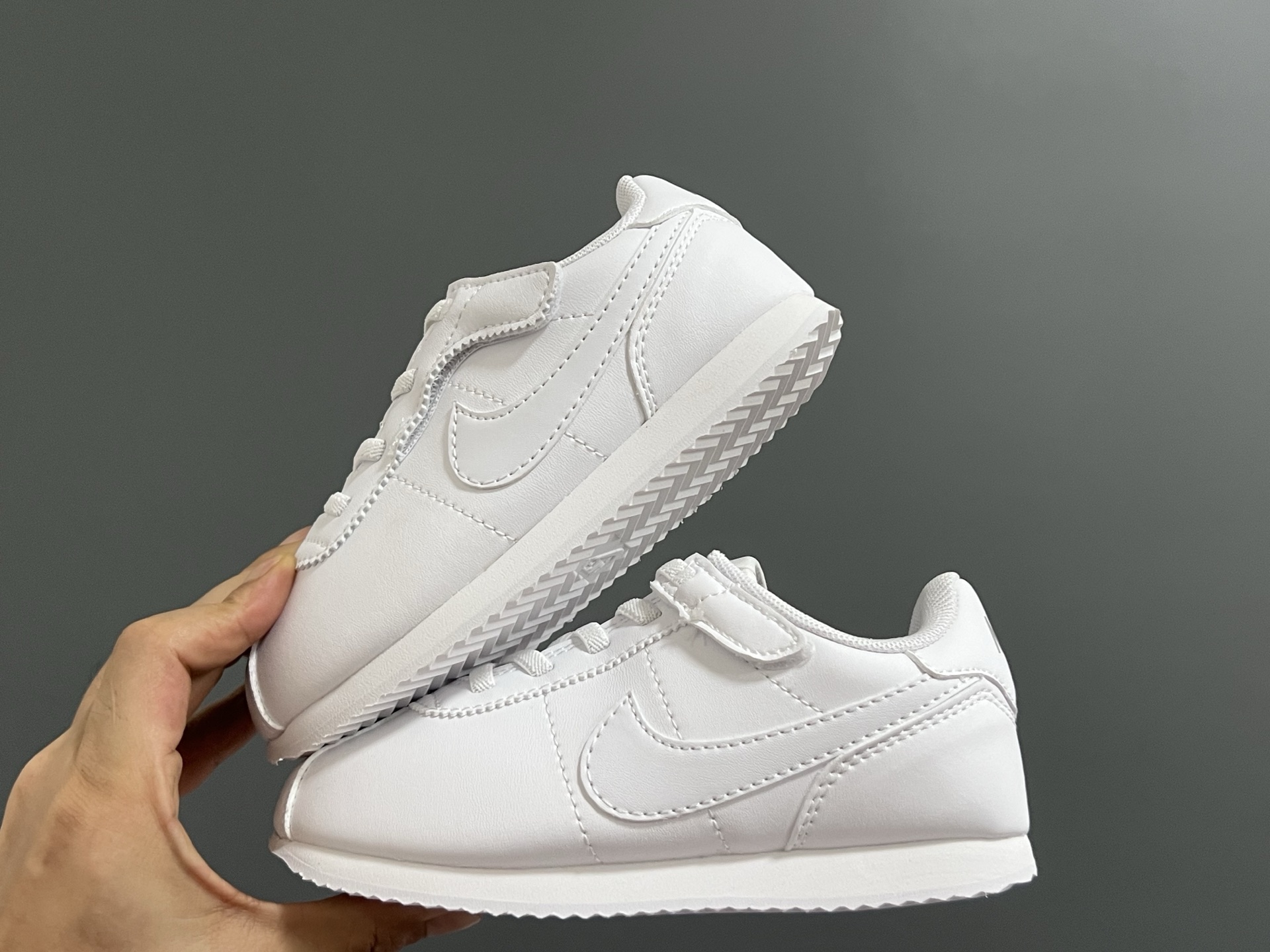 图片[3]-NK新款阿甘二代魔术贴松紧带儿童运动鞋 尺码：22-37码 经典阿甘二代🆕 升级版魔术贴松紧带设计✔️ 优质面料，质感满满💯 原装耐磨防滑大底，脚感不言而喻☁️-选品中心