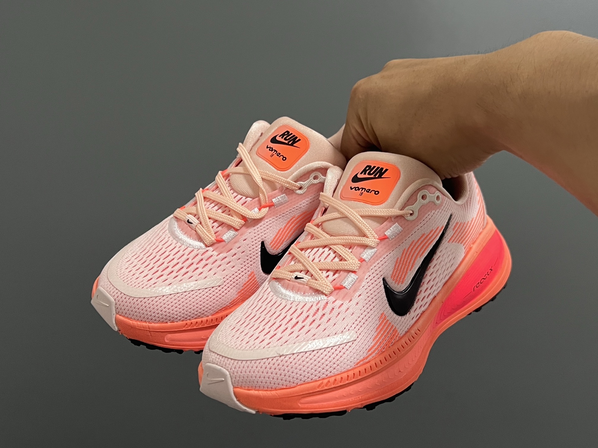 海外版NK新款迈柔儿童运动跑步鞋 尺码：28-37码 专柜同步新款🆕 优质面料拼接☁️ 透气又舒适✌🏻 原装耐磨防滑大底，满足日常运动需求👍🏻 开学超合适❤️-选品中心