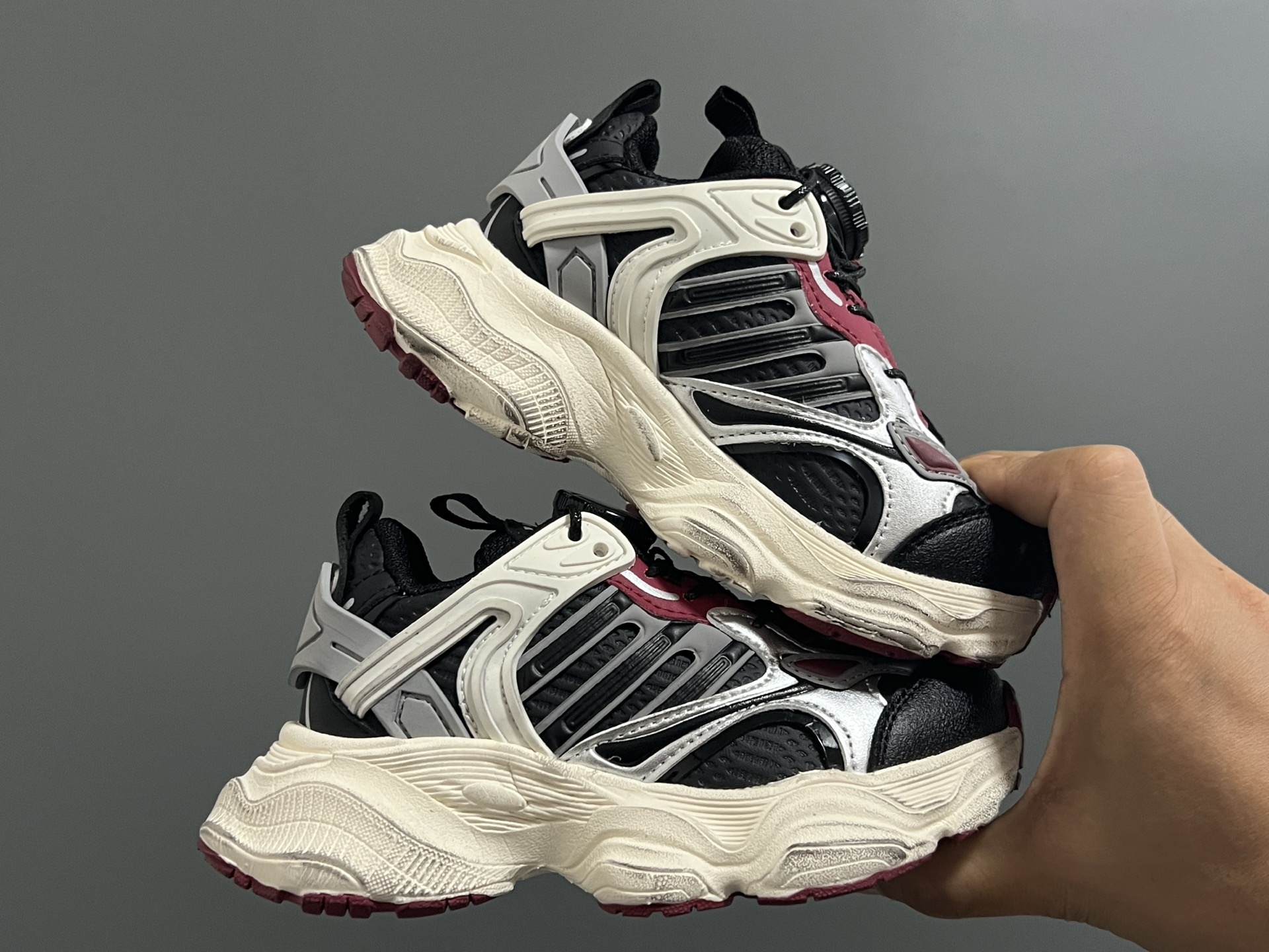 图片[9]-AD新款旋转扣做旧老爹鞋童鞋 尺码：26-37码 经典做旧老爹鞋🆕 优质锁扣设计，穿脱方便✌🏻 优质面料拼接，质感满满💯 耐磨防滑大底，脚感超赞👍🏻-选品中心