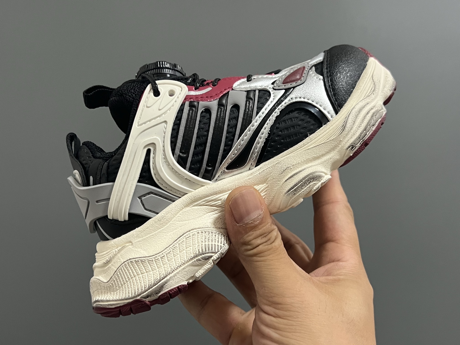 图片[6]-AD新款旋转扣做旧老爹鞋童鞋 尺码：26-37码 经典做旧老爹鞋🆕 优质锁扣设计，穿脱方便✌🏻 优质面料拼接，质感满满💯 耐磨防滑大底，脚感超赞👍🏻-选品中心