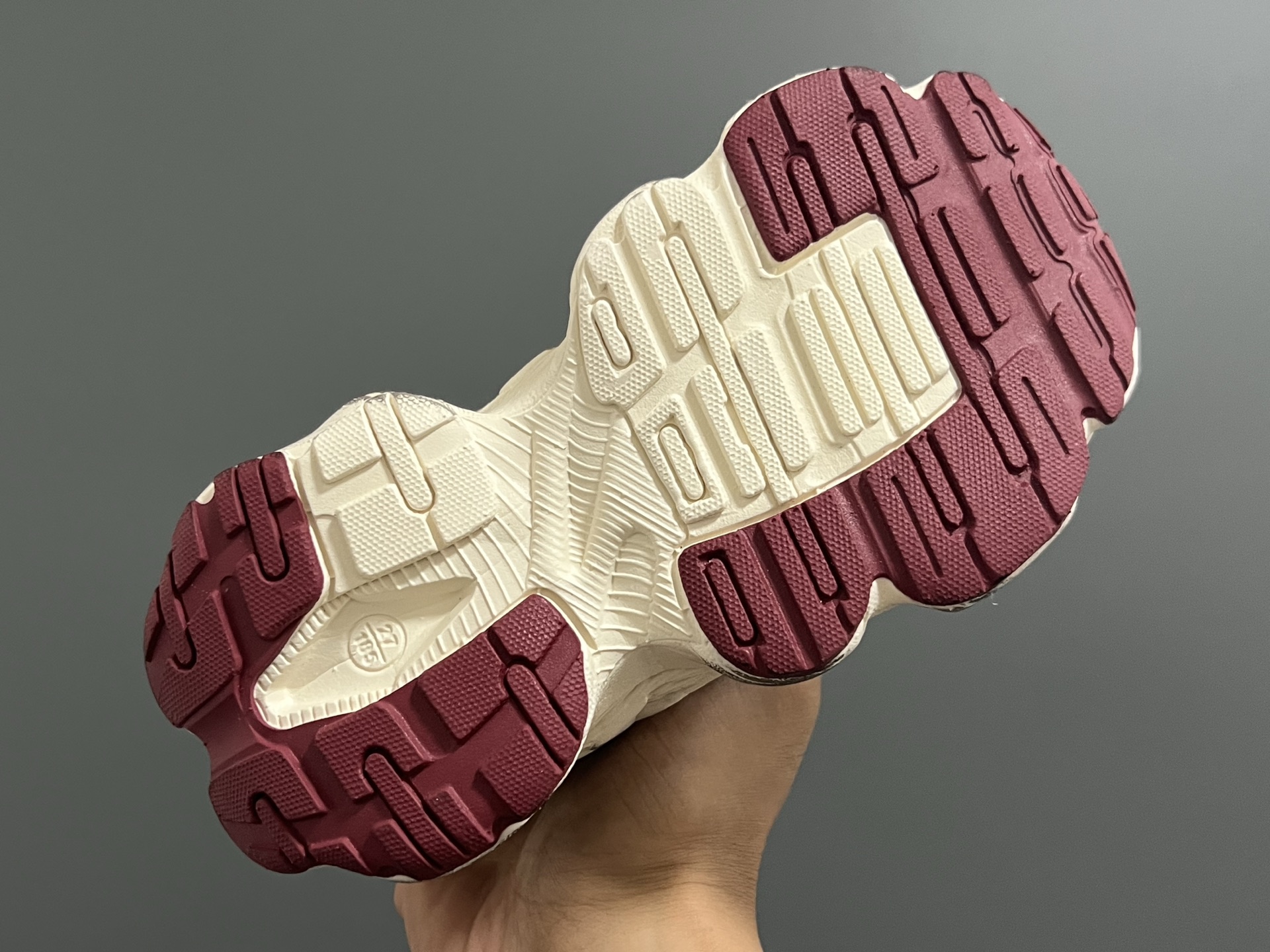 图片[5]-AD新款旋转扣做旧老爹鞋童鞋 尺码：26-37码 经典做旧老爹鞋🆕 优质锁扣设计，穿脱方便✌🏻 优质面料拼接，质感满满💯 耐磨防滑大底，脚感超赞👍🏻-选品中心