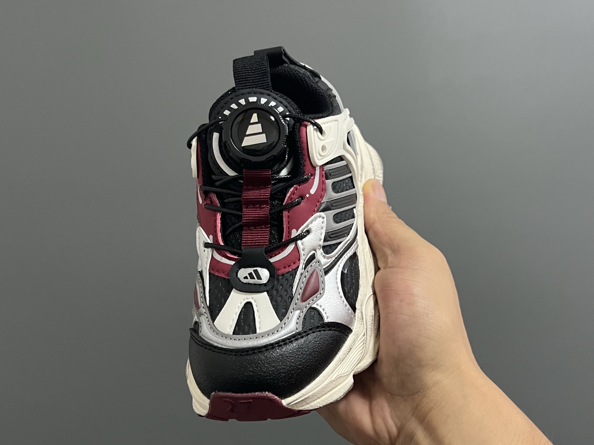 图片[3]-AD新款旋转扣做旧老爹鞋童鞋 尺码：26-37码 经典做旧老爹鞋🆕 优质锁扣设计，穿脱方便✌🏻 优质面料拼接，质感满满💯 耐磨防滑大底，脚感超赞👍🏻-选品中心