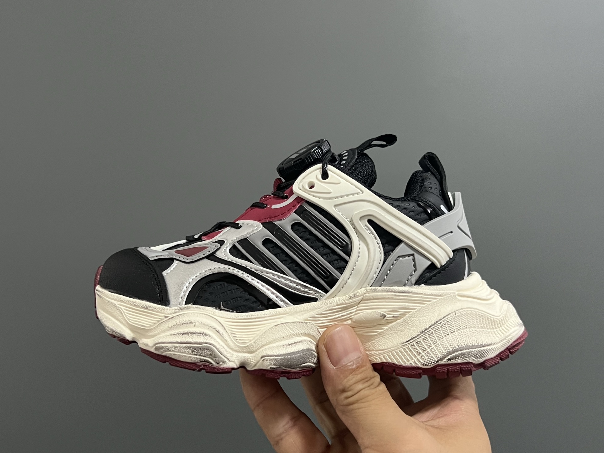 图片[4]-AD新款旋转扣做旧老爹鞋童鞋 尺码：26-37码 经典做旧老爹鞋🆕 优质锁扣设计，穿脱方便✌🏻 优质面料拼接，质感满满💯 耐磨防滑大底，脚感超赞👍🏻-选品中心