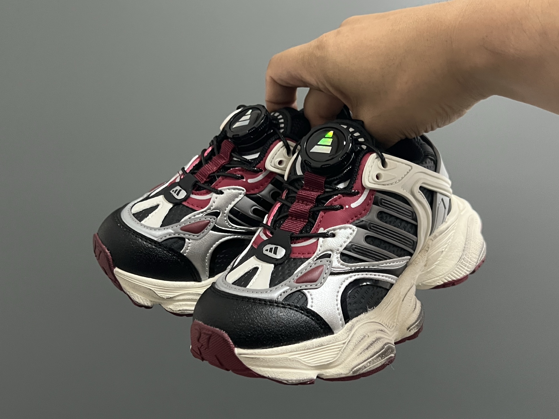 图片[2]-AD新款旋转扣做旧老爹鞋童鞋 尺码：26-37码 经典做旧老爹鞋🆕 优质锁扣设计，穿脱方便✌🏻 优质面料拼接，质感满满💯 耐磨防滑大底，脚感超赞👍🏻-选品中心