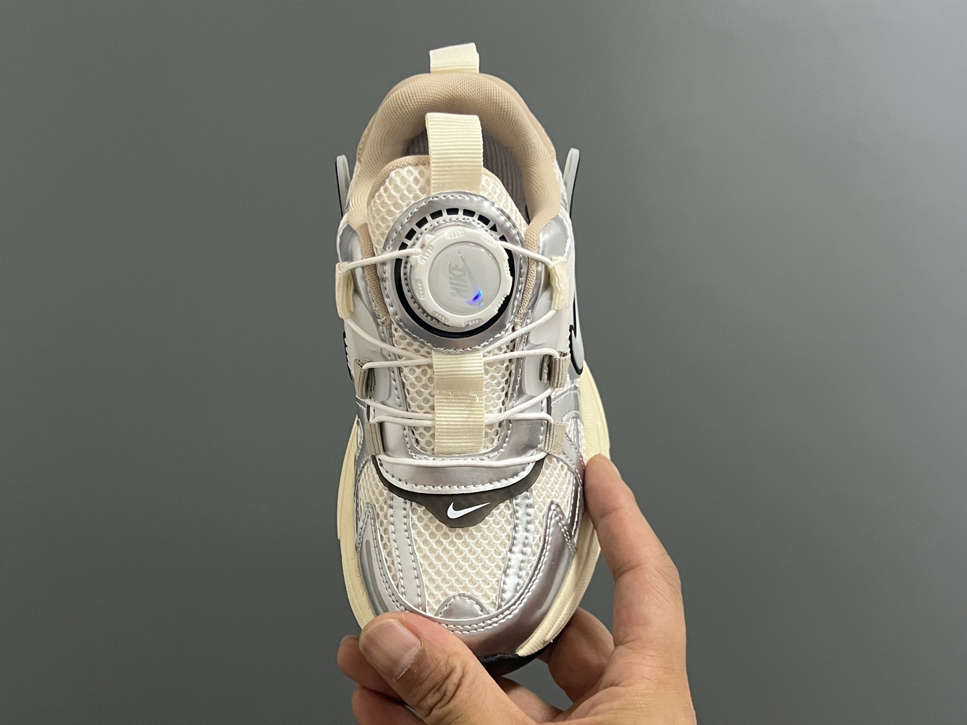 图片[7]-海外版NK V2K锁扣儿童老爹鞋 尺码：26-37码 经典V2K老爹鞋❤️ 精致锁扣设计，穿脱方便✌🏻 优质面料拼接，质感满满💯 耐磨防滑大底，脚感不言而喻☁️-选品中心