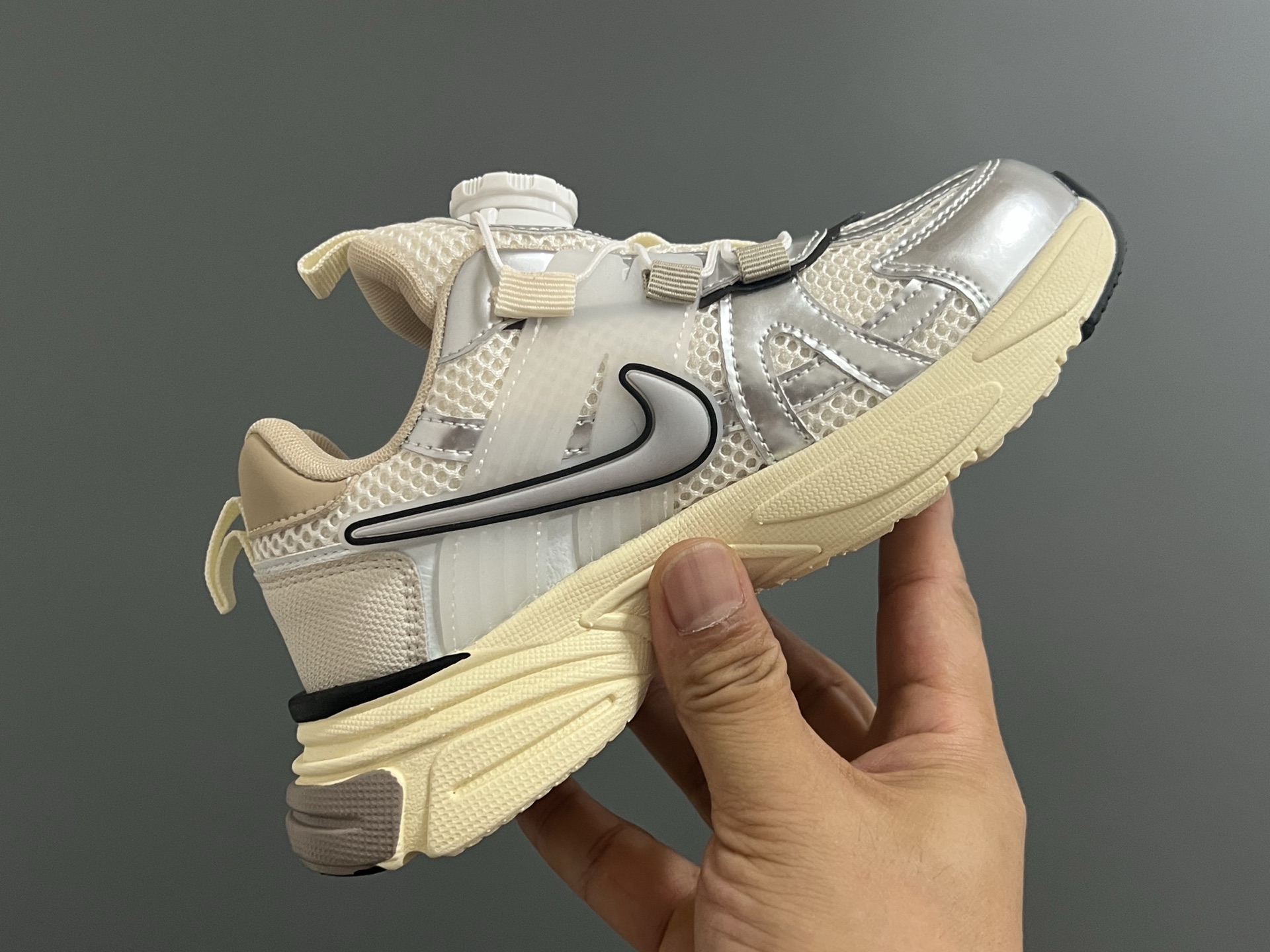 图片[5]-海外版NK V2K锁扣儿童老爹鞋 尺码：26-37码 经典V2K老爹鞋❤️ 精致锁扣设计，穿脱方便✌🏻 优质面料拼接，质感满满💯 耐磨防滑大底，脚感不言而喻☁️-选品中心