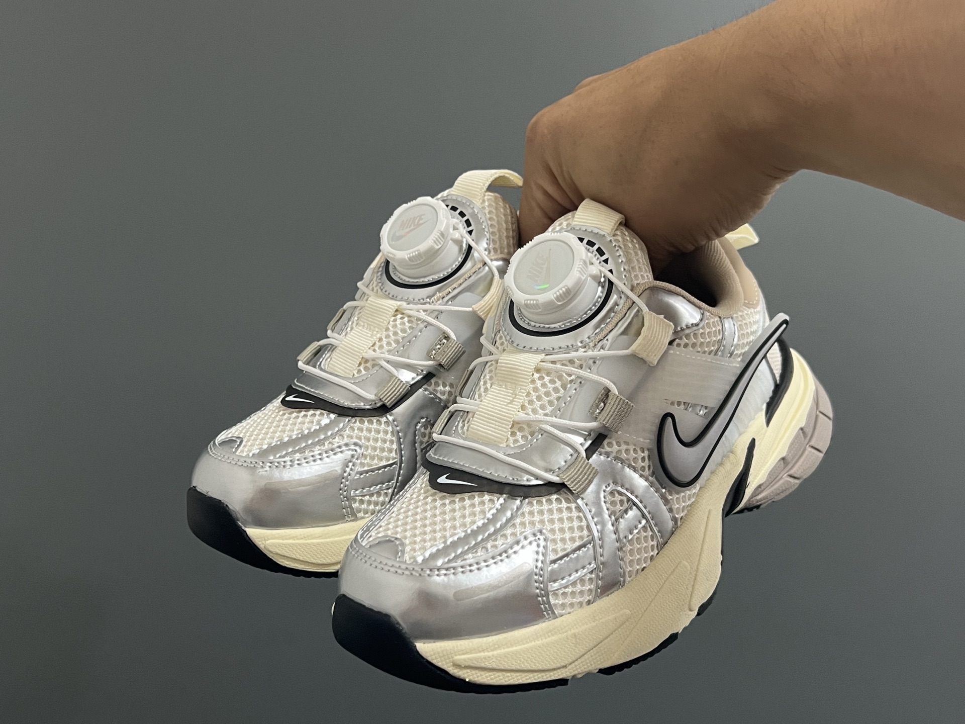 图片[2]-海外版NK V2K锁扣儿童老爹鞋 尺码：26-37码 经典V2K老爹鞋❤️ 精致锁扣设计，穿脱方便✌🏻 优质面料拼接，质感满满💯 耐磨防滑大底，脚感不言而喻☁️-选品中心