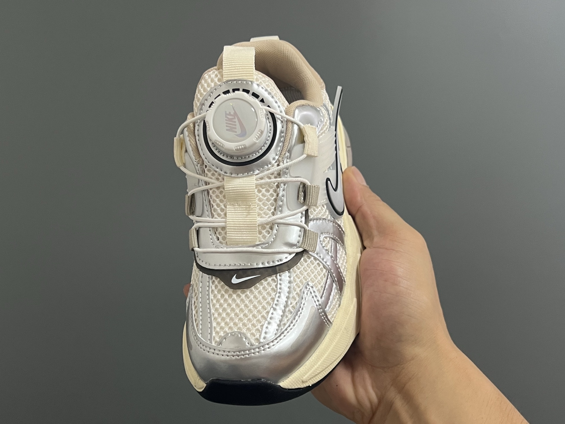 图片[3]-海外版NK V2K锁扣儿童老爹鞋 尺码：26-37码 经典V2K老爹鞋❤️ 精致锁扣设计，穿脱方便✌🏻 优质面料拼接，质感满满💯 耐磨防滑大底，脚感不言而喻☁️-选品中心