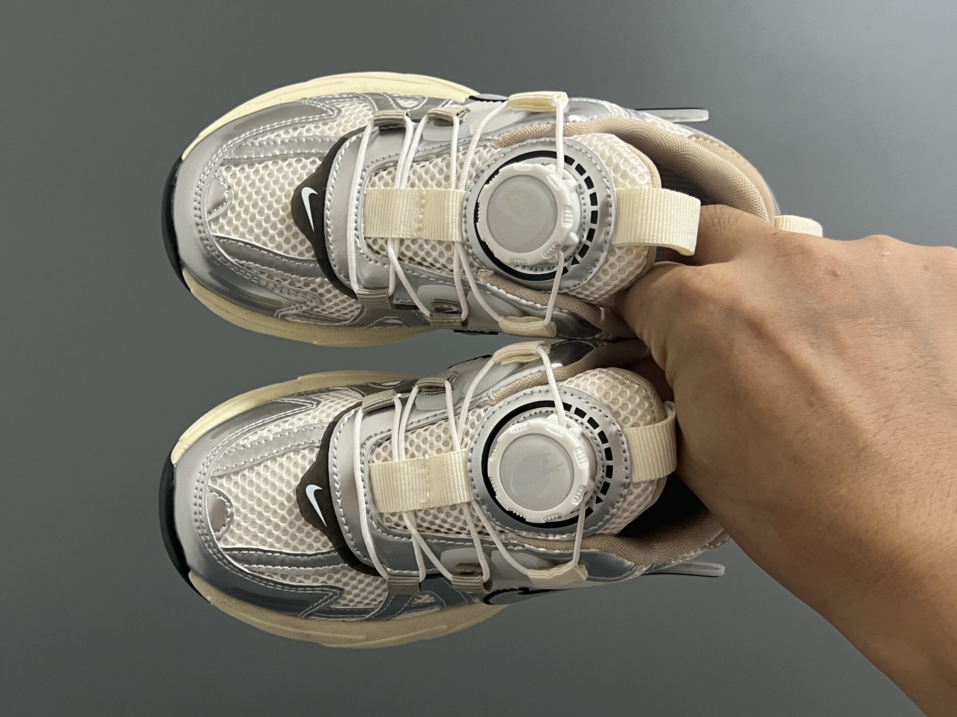 海外版NK V2K锁扣儿童老爹鞋 尺码：26-37码 经典V2K老爹鞋❤️ 精致锁扣设计，穿脱方便✌🏻 优质面料拼接，质感满满💯 耐磨防滑大底，脚感不言而喻☁️-选品中心