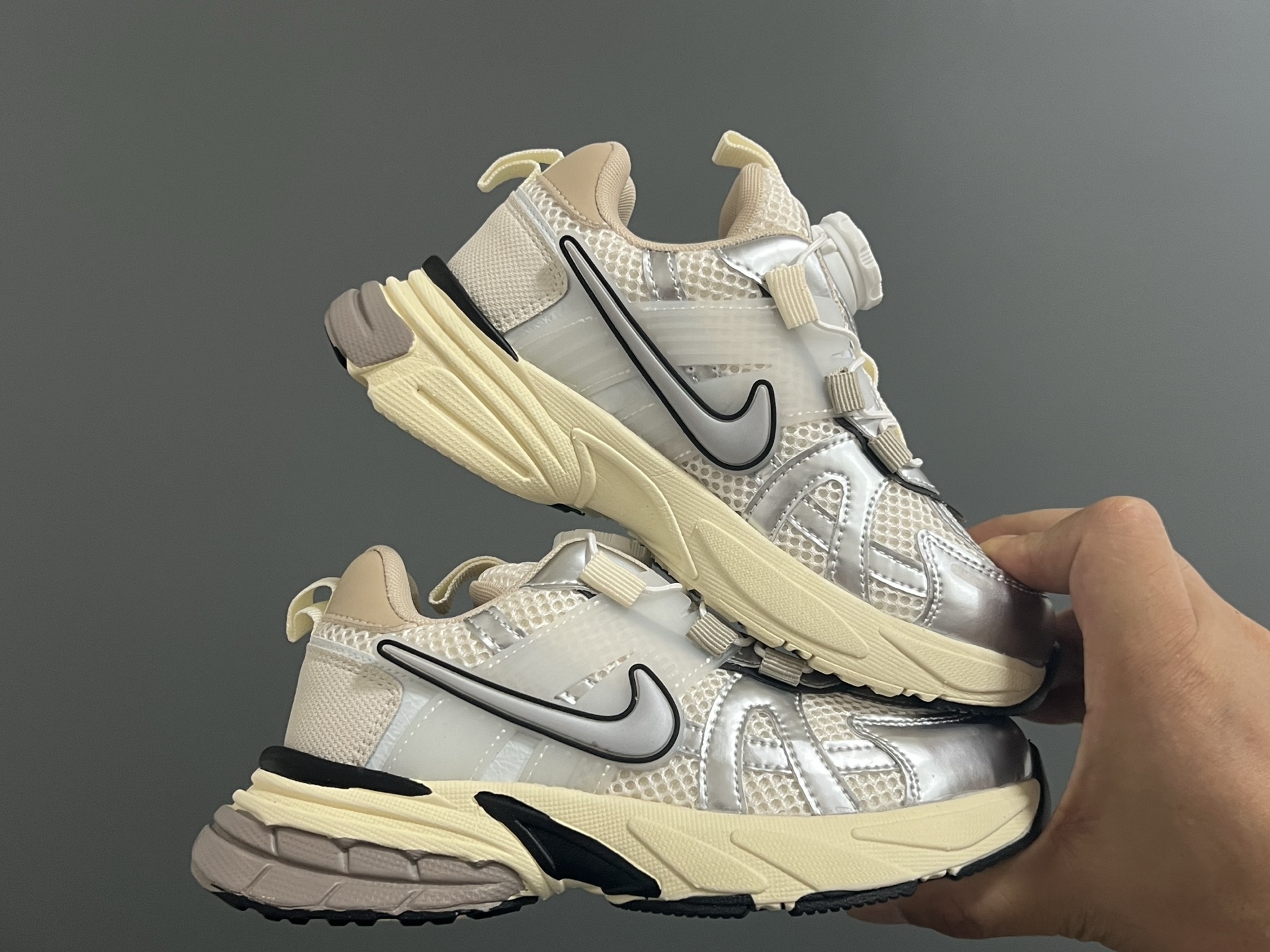 图片[9]-海外版NK V2K锁扣儿童老爹鞋 尺码：26-37码 经典V2K老爹鞋❤️ 精致锁扣设计，穿脱方便✌🏻 优质面料拼接，质感满满💯 耐磨防滑大底，脚感不言而喻☁️-选品中心