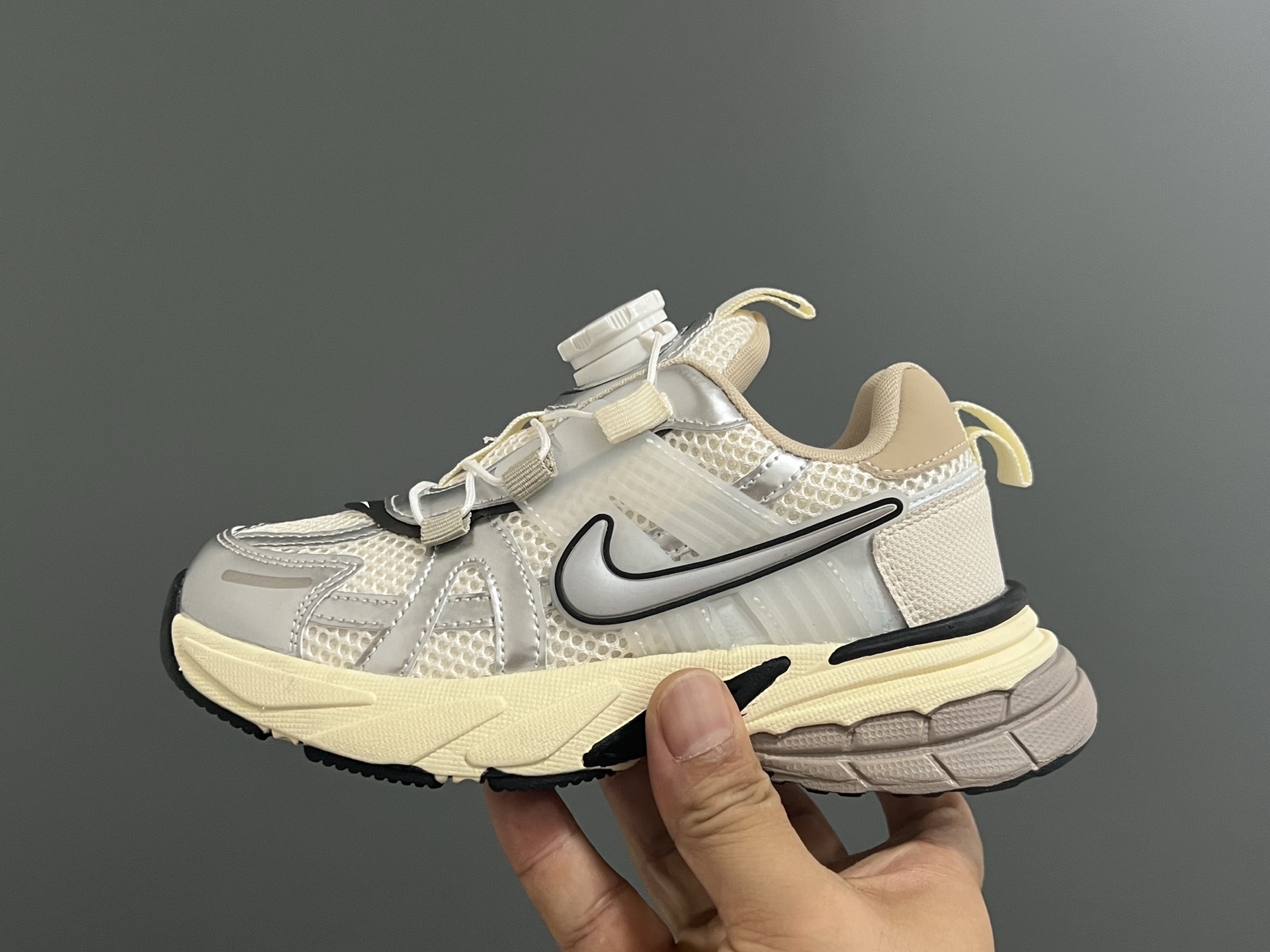 图片[4]-海外版NK V2K锁扣儿童老爹鞋 尺码：26-37码 经典V2K老爹鞋❤️ 精致锁扣设计，穿脱方便✌🏻 优质面料拼接，质感满满💯 耐磨防滑大底，脚感不言而喻☁️-选品中心