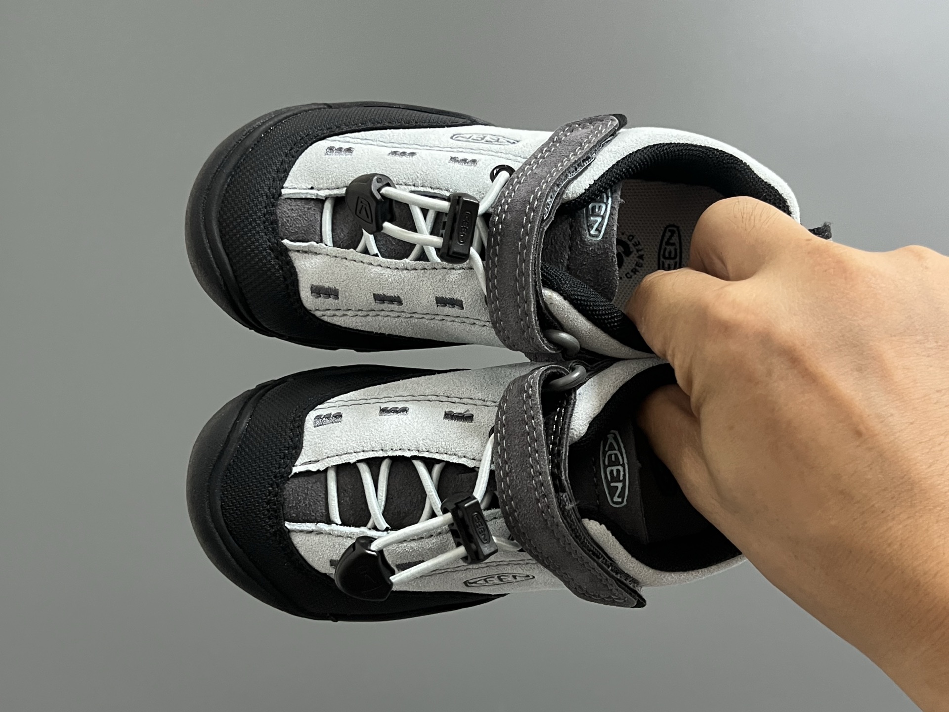 KEEN 新配色户外儿童登山鞋 尺码：24-37码 祖国版YYDS 新配色好好看😍 优质麂皮面料，轻微防水💧 魔术贴➕松紧带设计，穿脱方便✔️ 橡胶耐磨防滑大底，脚感超赞👍🏻-选品中心