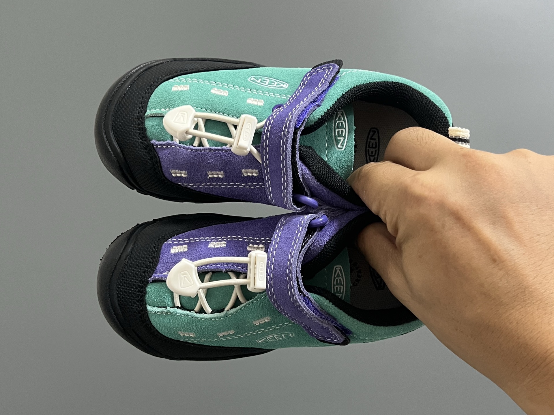 KEEN 新配色户外儿童登山鞋 尺码：24-37码 祖国版YYDS 新配色好好看😍 优质麂皮面料，轻微防水💧 魔术贴➕松紧带设计，穿脱方便✔️ 橡胶耐磨防滑大底，脚感超赞👍🏻-选品中心