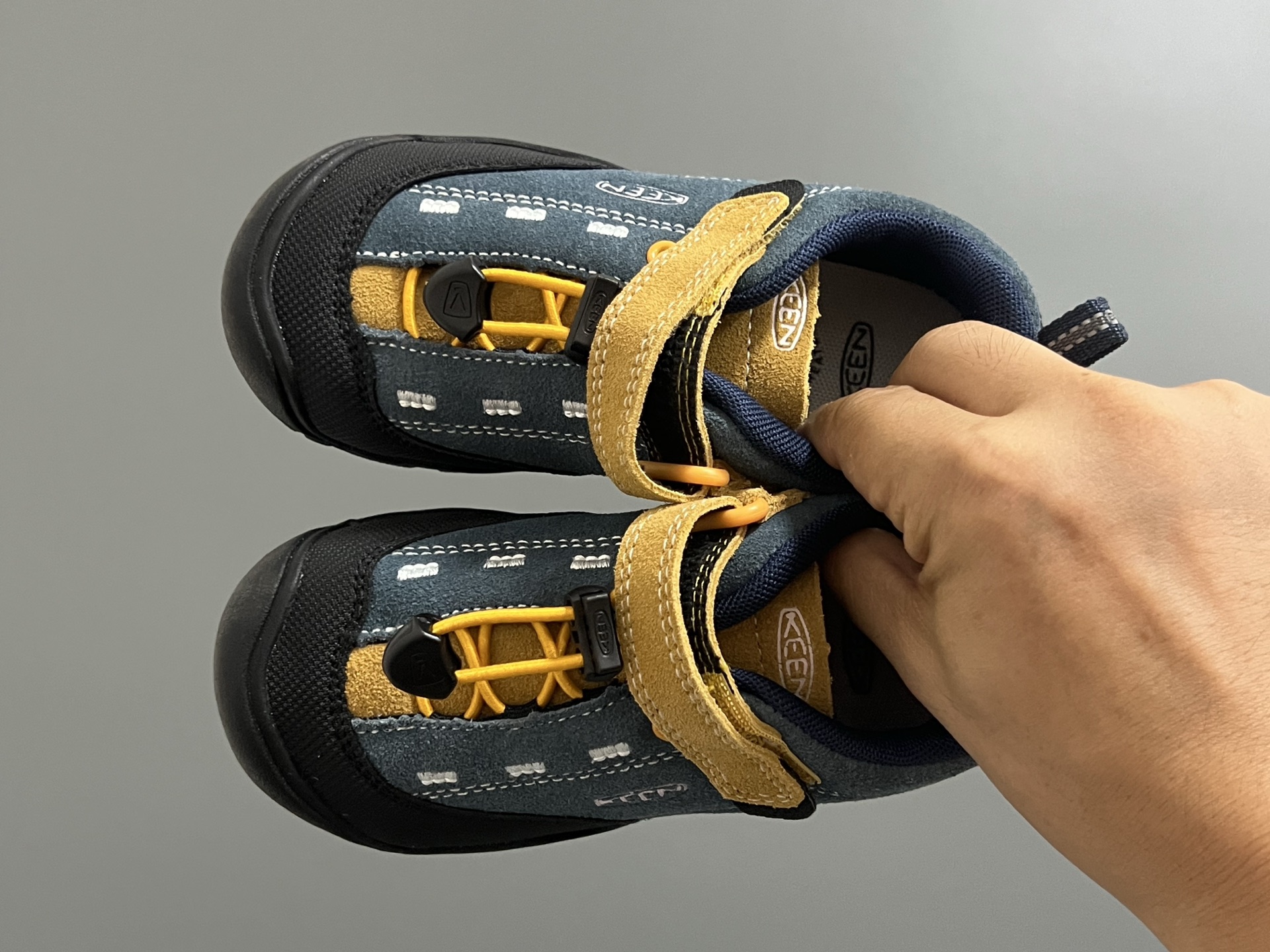 KEEN 新配色户外儿童登山鞋 尺码：24-37码 祖国版YYDS 新配色好好看😍 优质麂皮面料，轻微防水💧 魔术贴➕松紧带设计，穿脱方便✔️ 橡胶耐磨防滑大底，脚感超赞👍🏻-选品中心