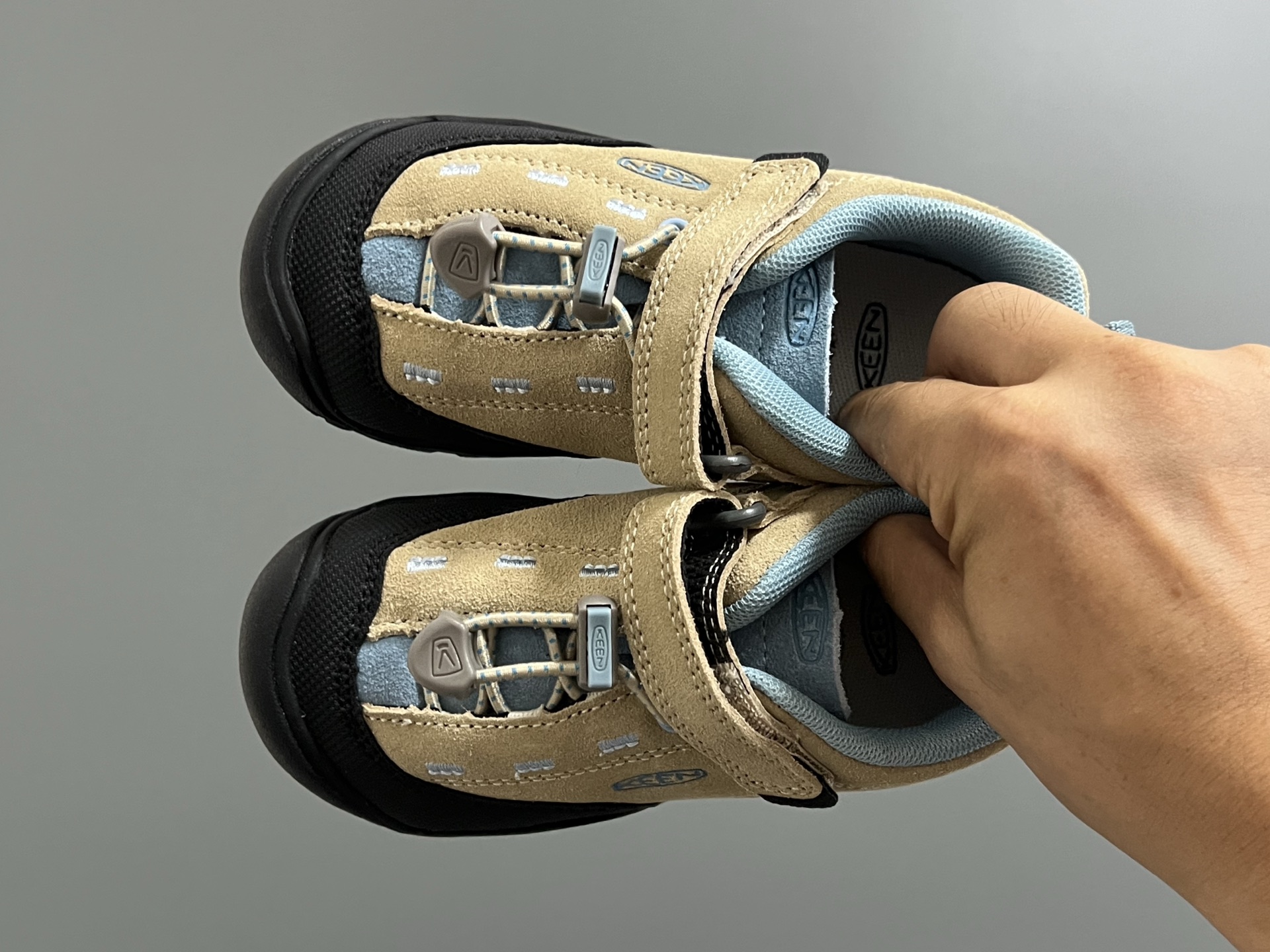 KEEN 新配色户外儿童登山鞋 尺码：24-37码 祖国版YYDS 新配色好好看😍 优质麂皮面料，轻微防水💧 魔术贴➕松紧带设计，穿脱方便✔️ 橡胶耐磨防滑大底，脚感超赞👍🏻-选品中心