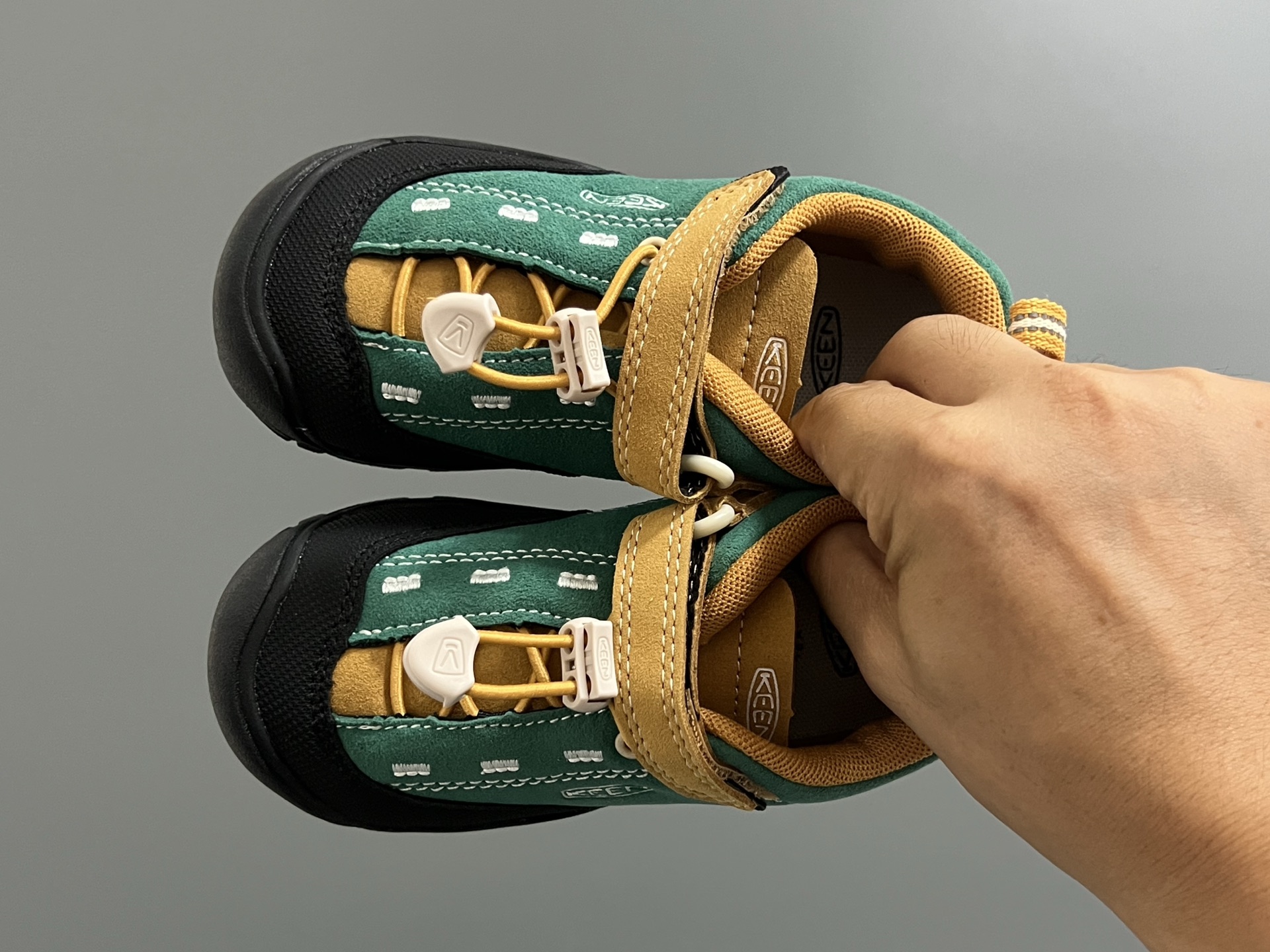 KEEN 新配色户外儿童登山鞋 尺码：24-37码 祖国版YYDS 新配色好好看😍 优质麂皮面料，轻微防水💧 魔术贴➕松紧带设计，穿脱方便✔️ 橡胶耐磨防滑大底，脚感超赞👍🏻-选品中心