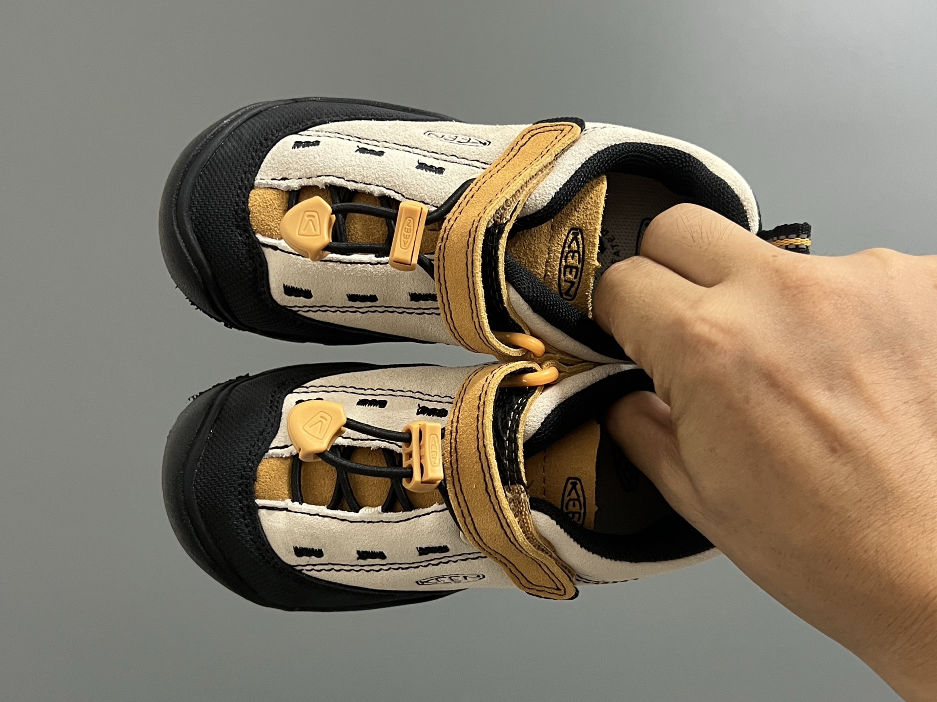 KEEN 新配色户外儿童登山鞋 尺码：24-37码 祖国版YYDS 新配色好好看😍 优质麂皮面料，轻微防水💧 魔术贴➕松紧带设计，穿脱方便✔️ 橡胶耐磨防滑大底，脚感超赞👍🏻-选品中心