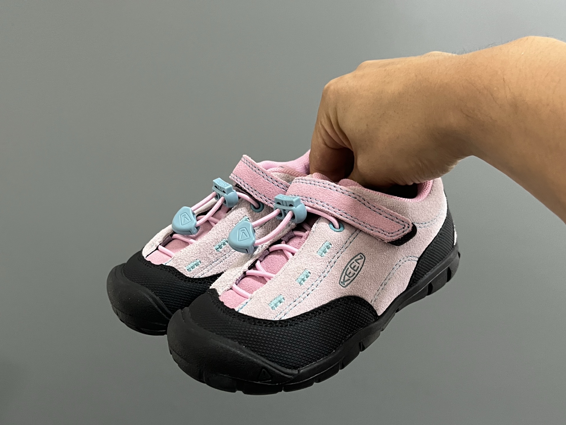 KEEN 新配色户外儿童登山鞋 尺码：24-37码 祖国版YYDS 新配色好好看😍 优质麂皮面料，轻微防水💧 魔术贴➕松紧带设计，穿脱方便✔️ 橡胶耐磨防滑大底，脚感超赞👍🏻-选品中心