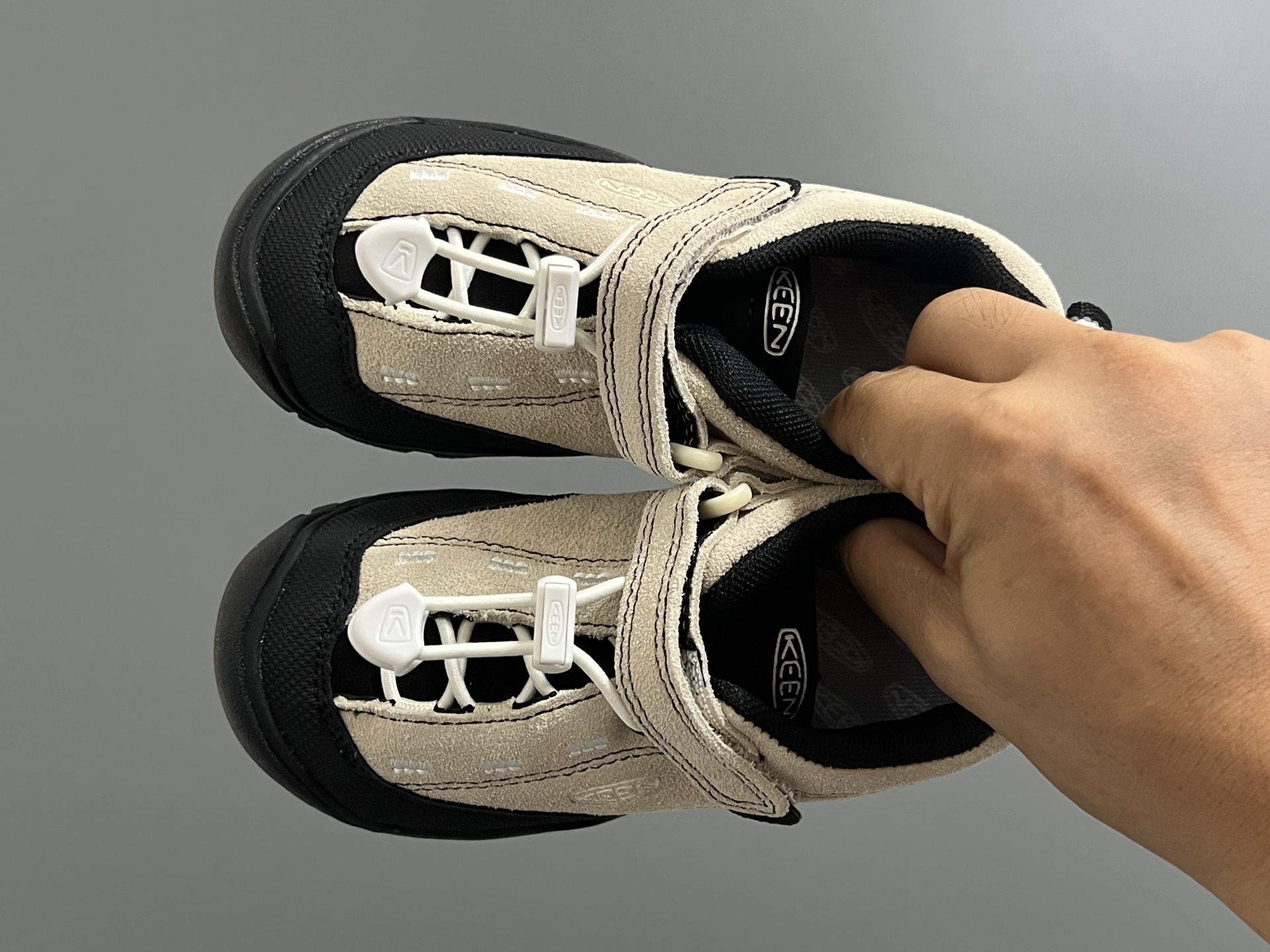 KEEN 新配色户外儿童登山鞋 尺码：24-37码 祖国版YYDS 新配色好好看😍 优质麂皮面料，轻微防水💧 魔术贴➕松紧带设计，穿脱方便✔️ 橡胶耐磨防滑大底，脚感超赞👍🏻-选品中心