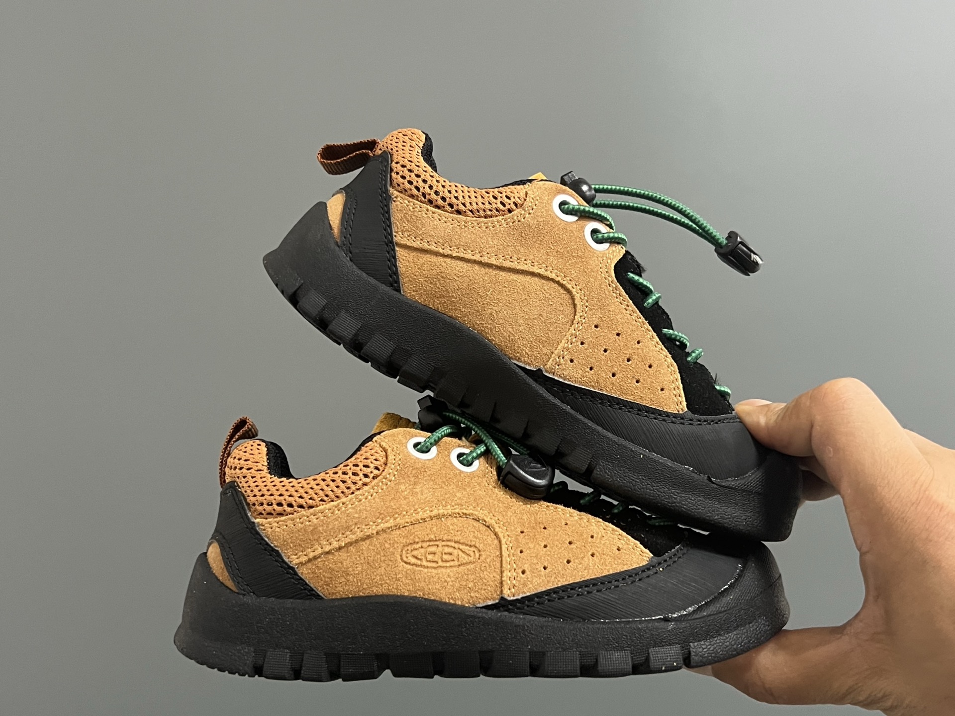 图片[9]-海外版KEEN潮牌二代拼色户外儿童鞋 尺码：26-37码 经典KEEN户外鞋🆕 优质面料拼接☁️ 松紧扣设计、穿脱方便✌🏻 橡胶耐磨防滑大底，脚感超赞👍🏻-选品中心