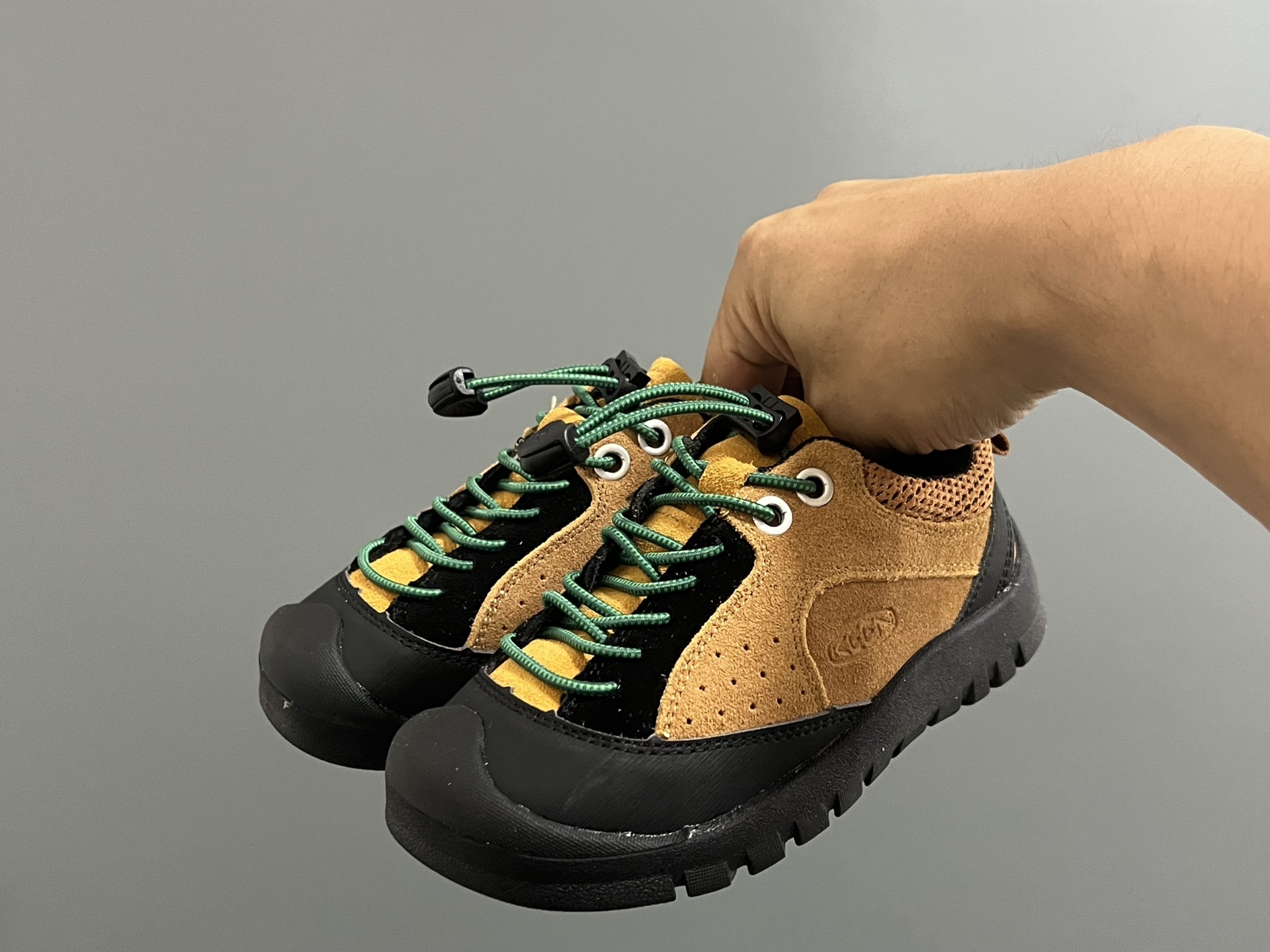 图片[2]-海外版KEEN潮牌二代拼色户外儿童鞋 尺码：26-37码 经典KEEN户外鞋🆕 优质面料拼接☁️ 松紧扣设计、穿脱方便✌🏻 橡胶耐磨防滑大底，脚感超赞👍🏻-选品中心