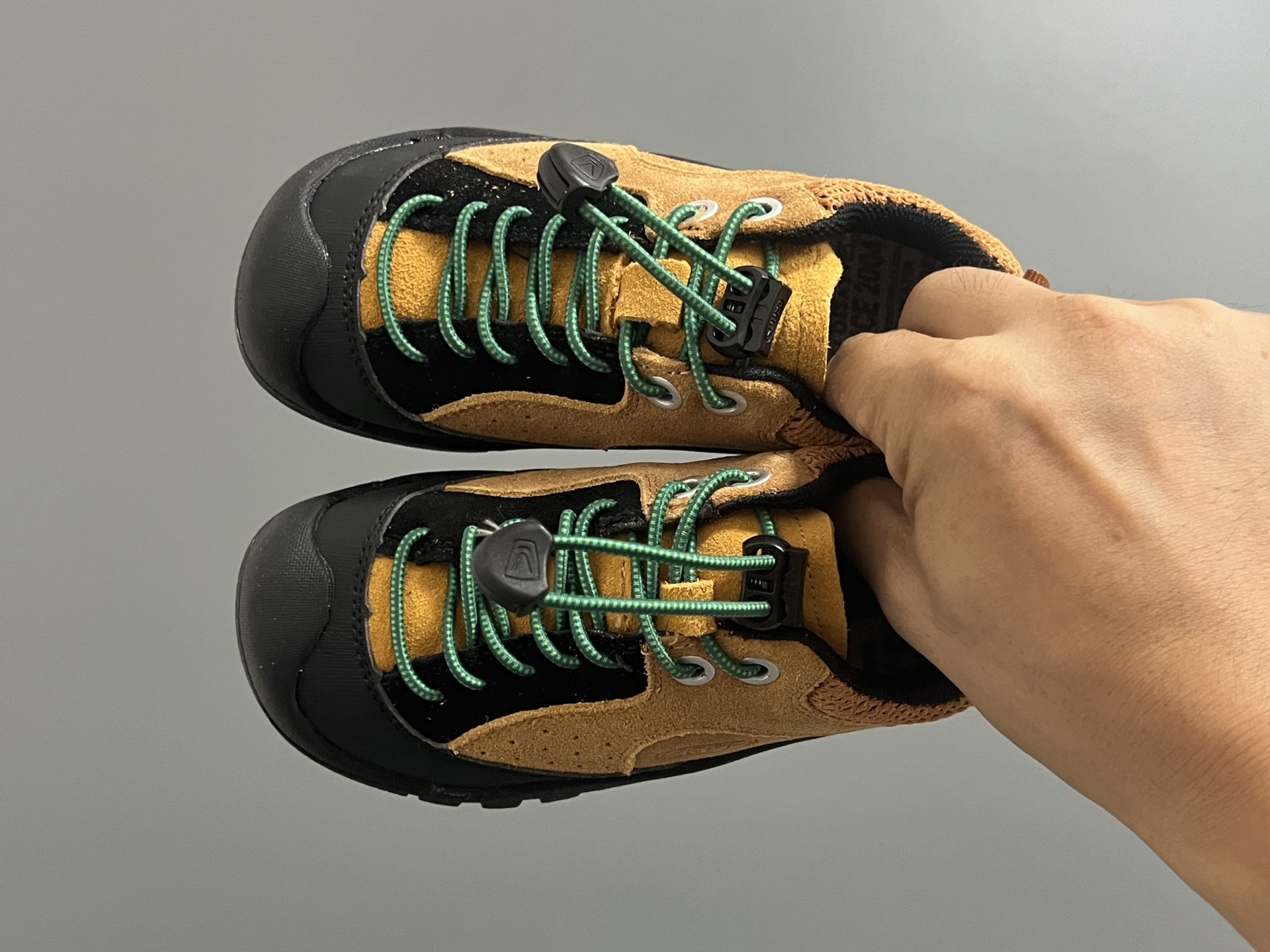 海外版KEEN潮牌二代拼色户外儿童鞋 尺码：26-37码 经典KEEN户外鞋🆕 优质面料拼接☁️ 松紧扣设计、穿脱方便✌🏻 橡胶耐磨防滑大底，脚感超赞👍🏻-选品中心