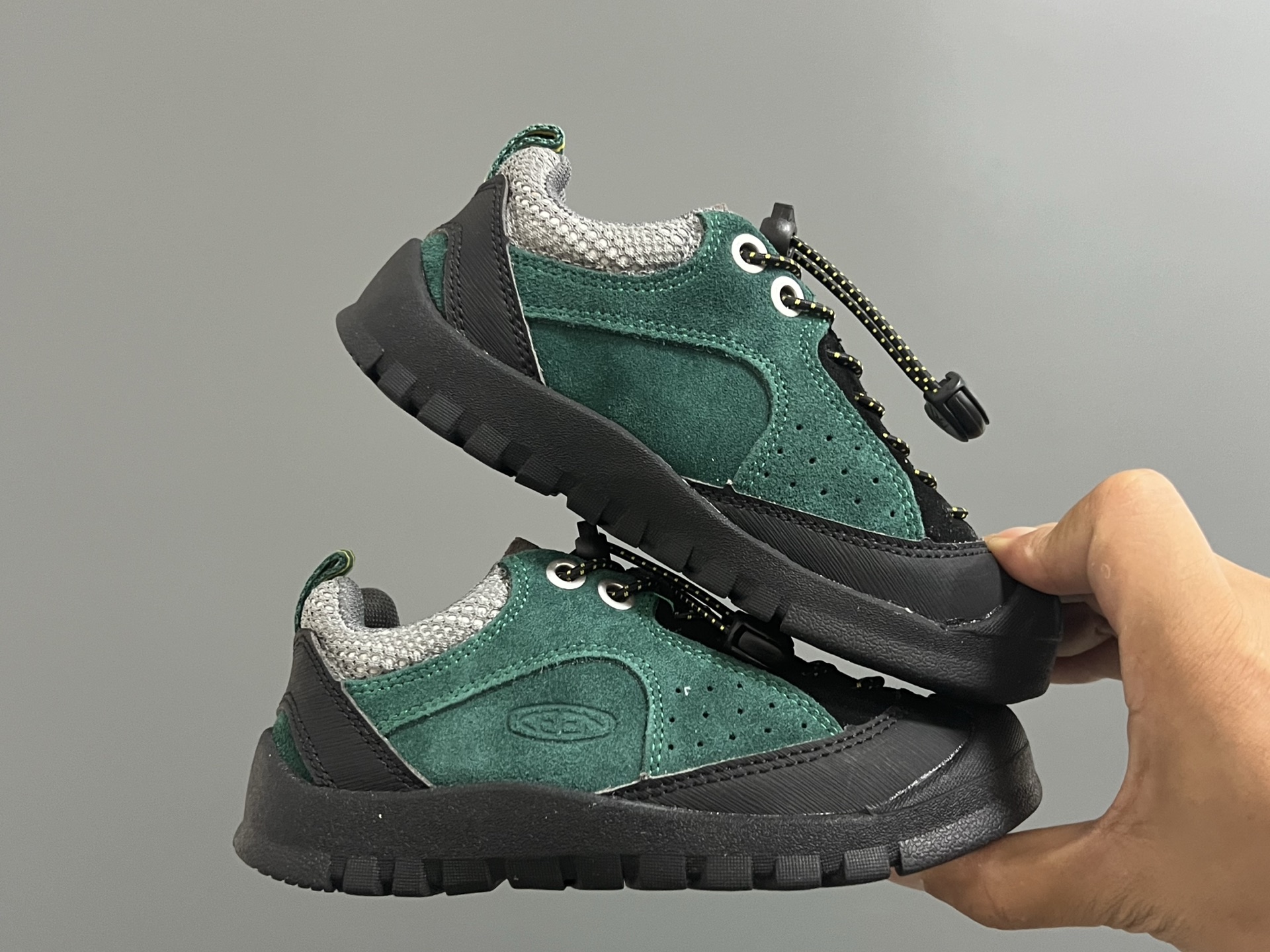 图片[9]-海外版KEEN潮牌二代拼色户外儿童鞋 尺码：26-37码 经典KEEN户外鞋🆕 优质面料拼接☁️ 松紧扣设计、穿脱方便✌🏻 橡胶耐磨防滑大底，脚感超赞👍🏻-选品中心