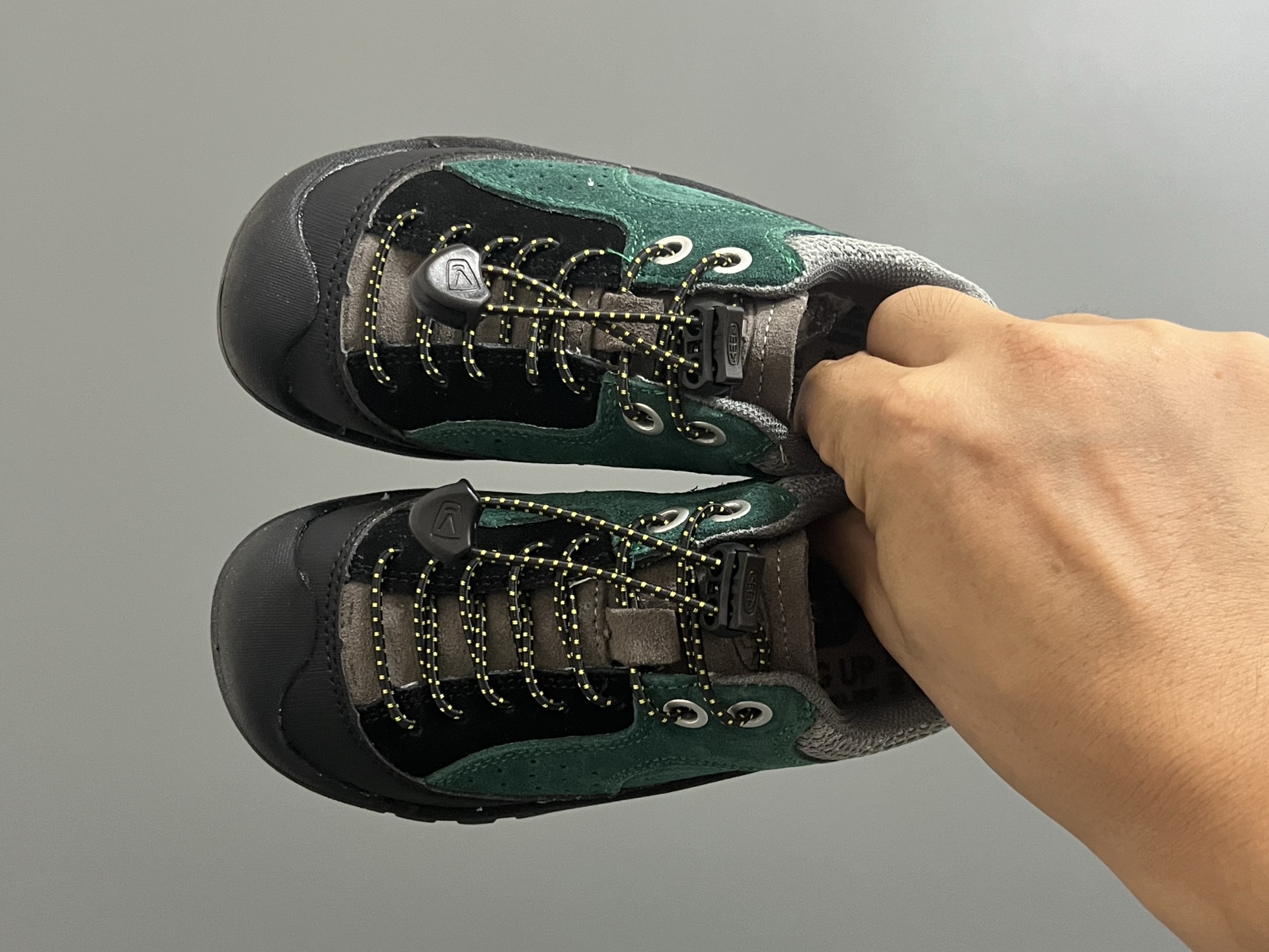 海外版KEEN潮牌二代拼色户外儿童鞋 尺码：26-37码 经典KEEN户外鞋🆕 优质面料拼接☁️ 松紧扣设计、穿脱方便✌🏻 橡胶耐磨防滑大底，脚感超赞👍🏻-选品中心