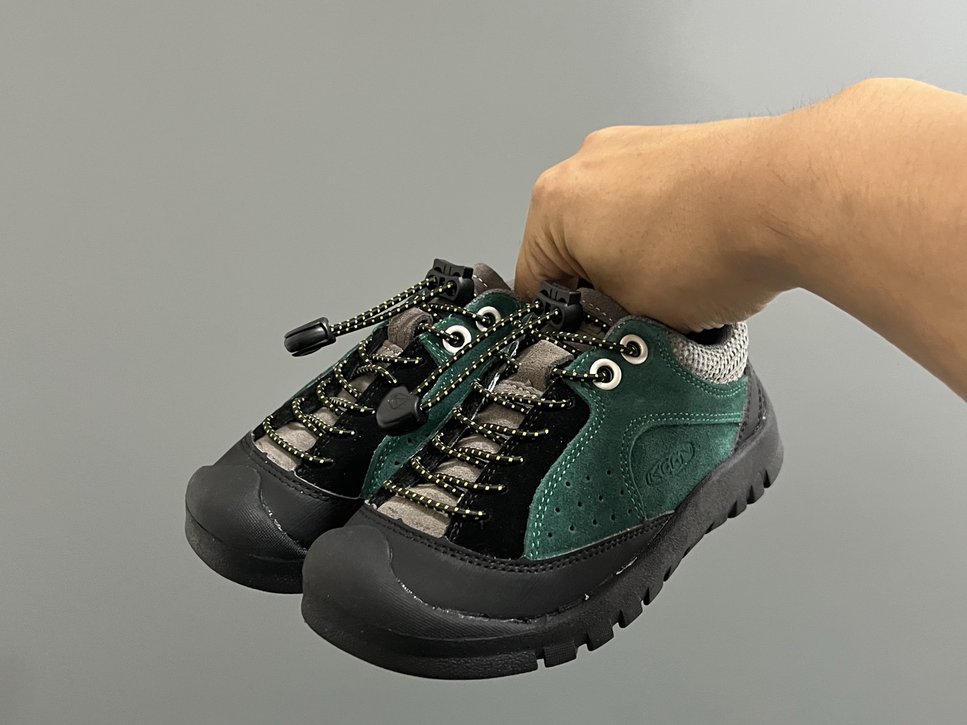 图片[2]-海外版KEEN潮牌二代拼色户外儿童鞋 尺码：26-37码 经典KEEN户外鞋🆕 优质面料拼接☁️ 松紧扣设计、穿脱方便✌🏻 橡胶耐磨防滑大底，脚感超赞👍🏻-选品中心