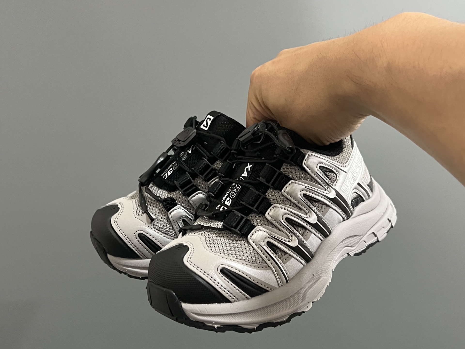 萨家新款3D松紧扣儿童运动鞋 尺码：26-37码 经典萨洛蒙3D系列🆕 优质松紧扣设计，穿脱方便✌🏻 优质面料拼接，质感满满💯 橡胶组合大底，脚感超赞👍🏻-选品中心