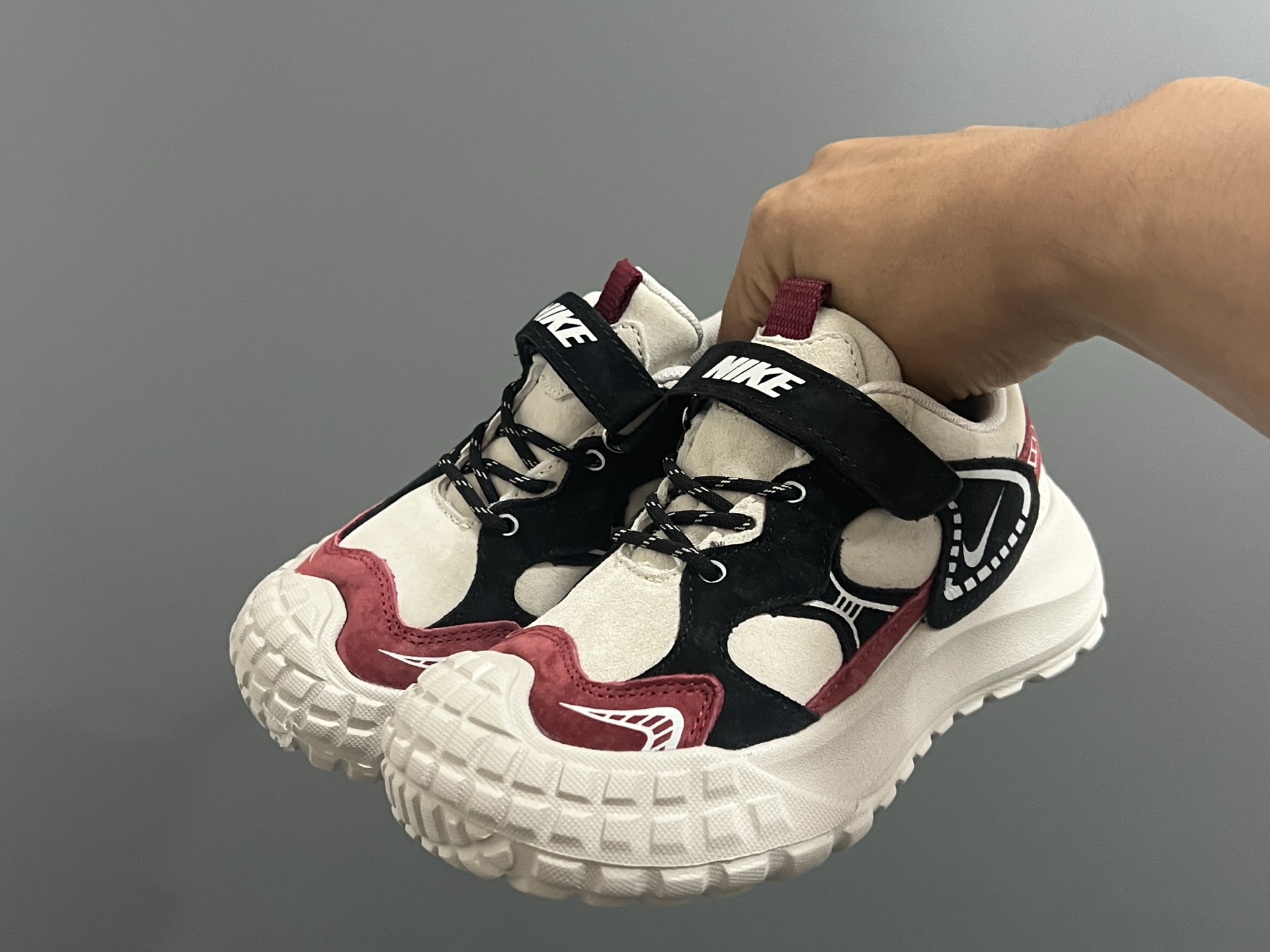 NK秋冬皮面儿童魔术贴轮胎底运动鞋26-37码 超爱的轮胎🛞系列🔥优质面料拼接☁️魔术贴设计，穿脱超方便✌🏻耐磨防滑轮胎大底，脚感超赞👍🏻-选品中心