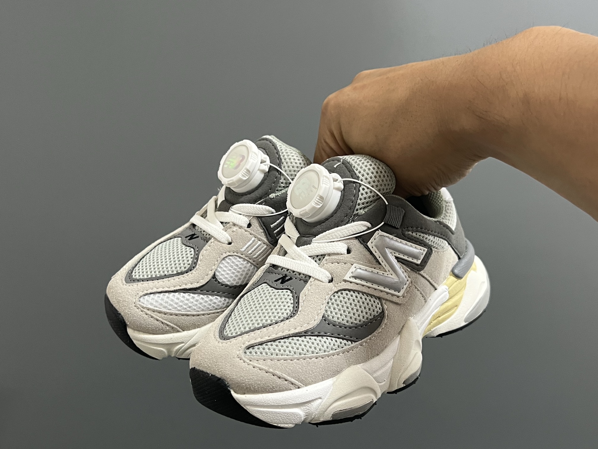 图片[2]-海外版牛B新款9060锁扣儿童运动鞋 尺码：24-37码 经典NB9060系列🔥 优质锁扣设计，穿脱方便✌🏻 优质耐磨防滑大底，脚感超赞👍🏻-选品中心