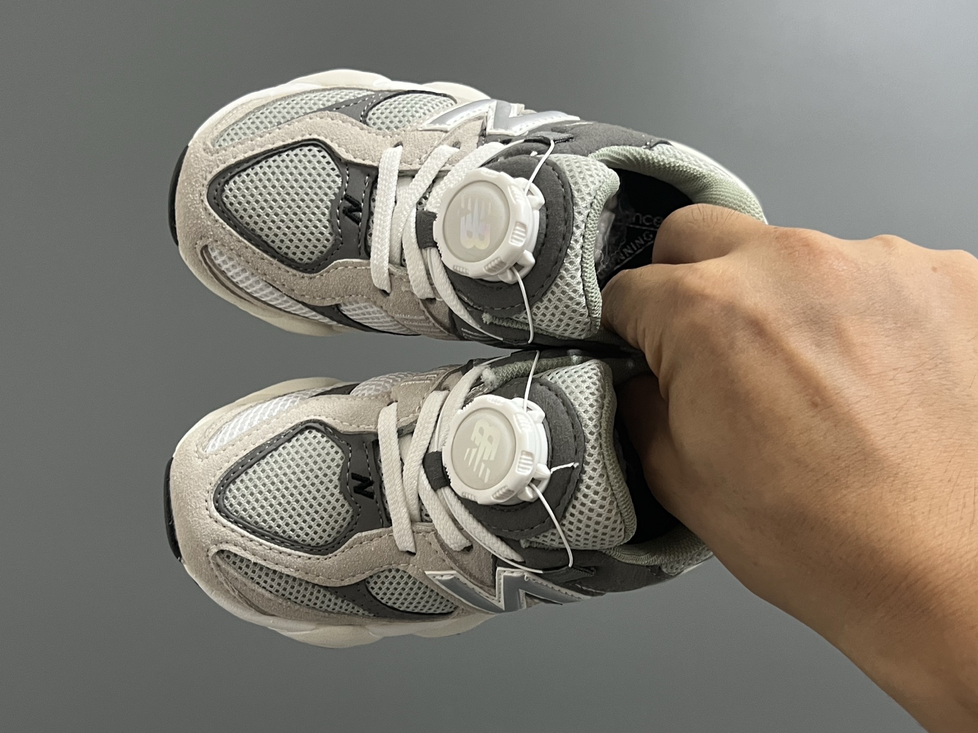 海外版牛B新款9060锁扣儿童运动鞋 尺码：24-37码 经典NB9060系列🔥 优质锁扣设计，穿脱方便✌🏻 优质耐磨防滑大底，脚感超赞👍🏻-选品中心