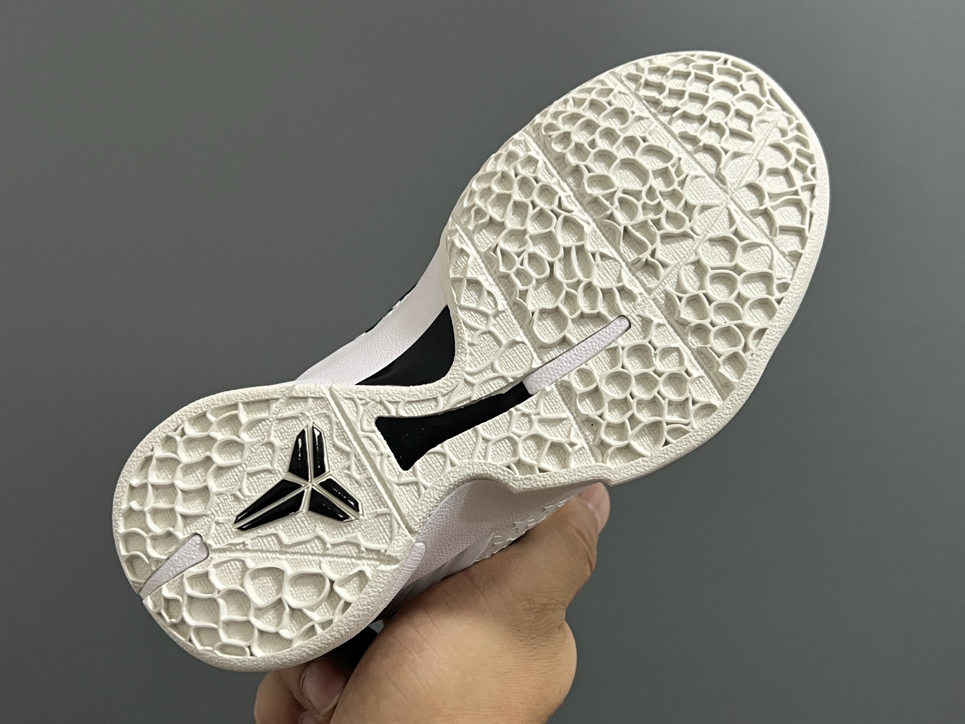 图片[5]-调NK 科比6代儿童系带篮球鞋28-39码 经典科比6代系列🏀 优质面料，透气又舒适☁️ 橡胶耐磨防滑大底，脚感不言而喻✌🏻-选品中心