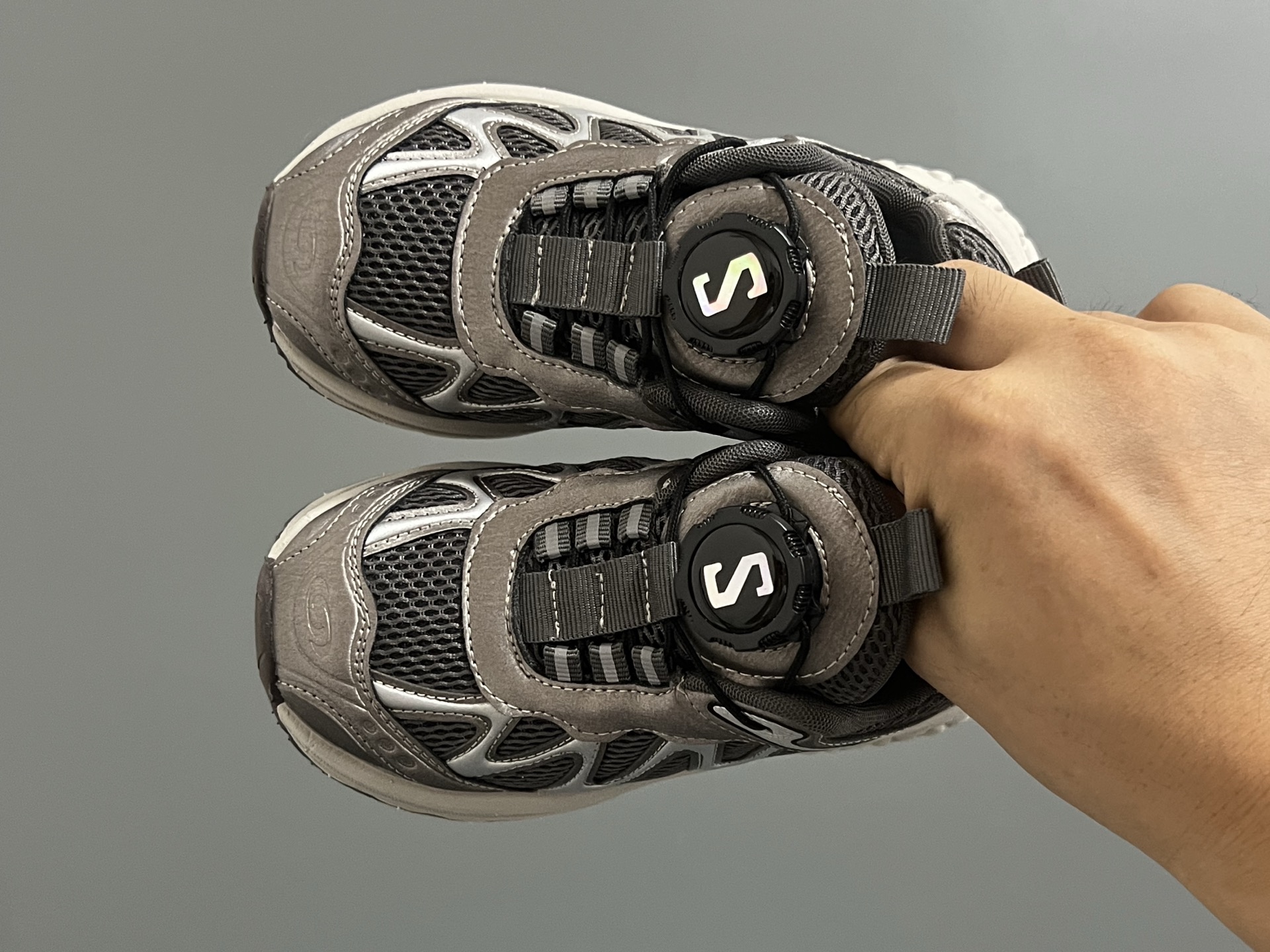 图片[2]-萨家新款2300锁扣儿童运动鞋 尺码：26-37码 经典萨洛蒙系列🔥 精致锁扣设计，穿脱方便✌🏻 优质面料拼接☁️质感满满💯 橡胶耐磨防滑大底，脚感不言而喻✔️-选品中心