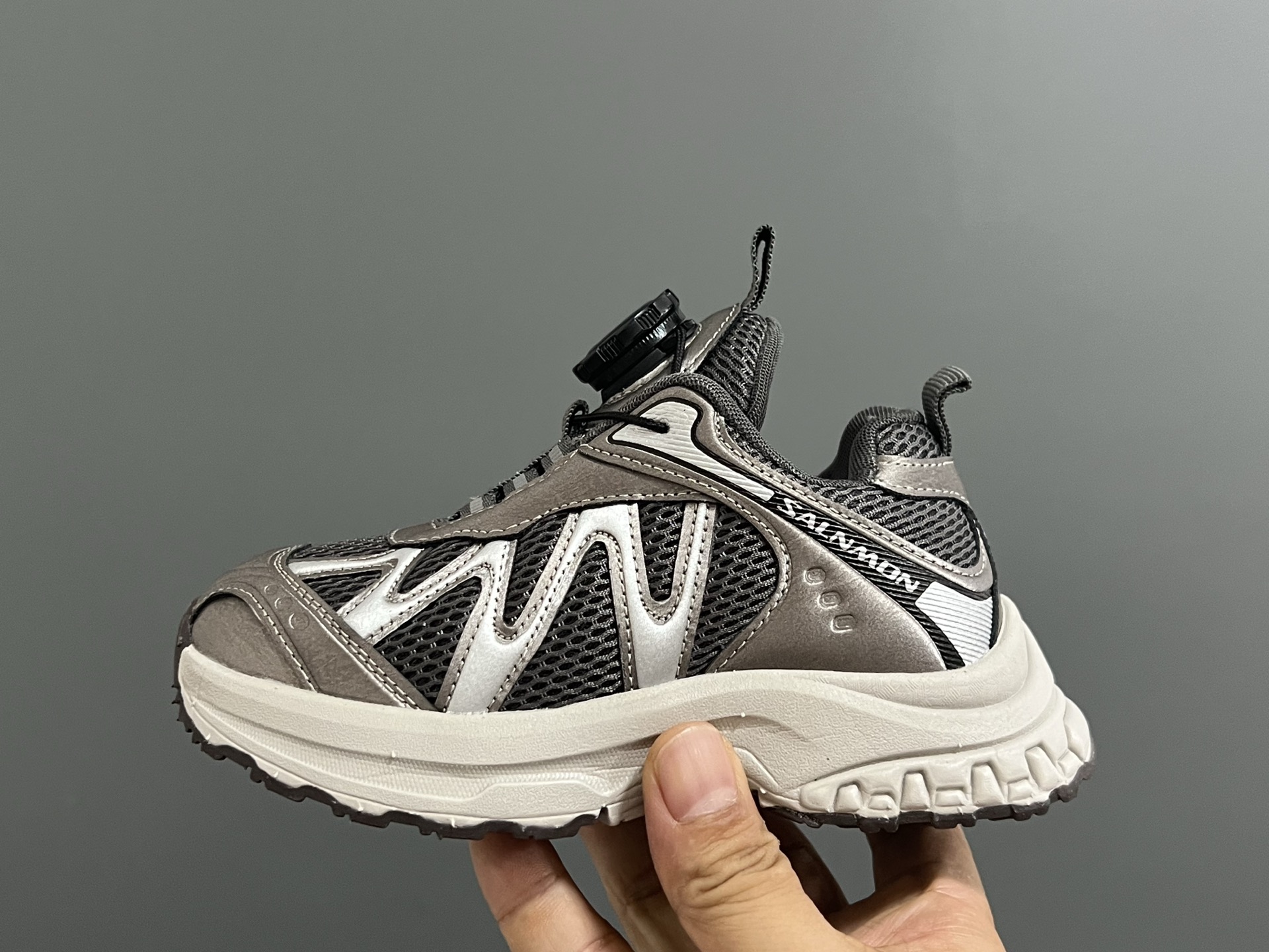 图片[4]-萨家新款2300锁扣儿童运动鞋 尺码：26-37码 经典萨洛蒙系列🔥 精致锁扣设计，穿脱方便✌🏻 优质面料拼接☁️质感满满💯 橡胶耐磨防滑大底，脚感不言而喻✔️-选品中心