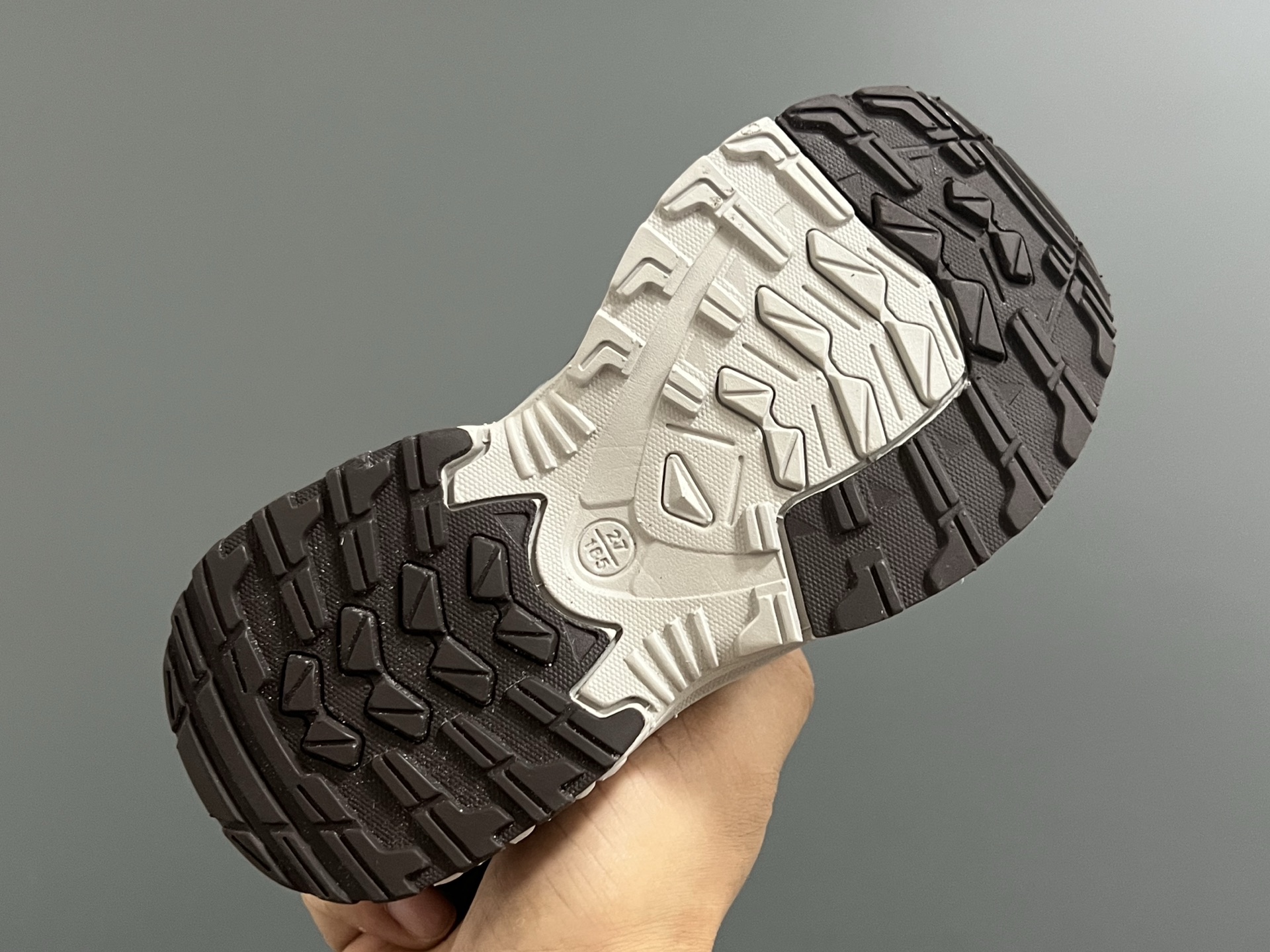 图片[5]-萨家新款2300锁扣儿童运动鞋 尺码：26-37码 经典萨洛蒙系列🔥 精致锁扣设计，穿脱方便✌🏻 优质面料拼接☁️质感满满💯 橡胶耐磨防滑大底，脚感不言而喻✔️-选品中心