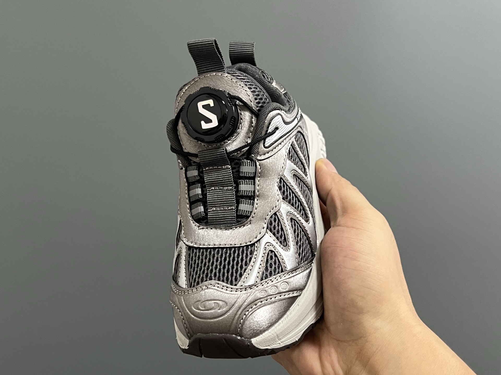 图片[3]-萨家新款2300锁扣儿童运动鞋 尺码：26-37码 经典萨洛蒙系列🔥 精致锁扣设计，穿脱方便✌🏻 优质面料拼接☁️质感满满💯 橡胶耐磨防滑大底，脚感不言而喻✔️-选品中心