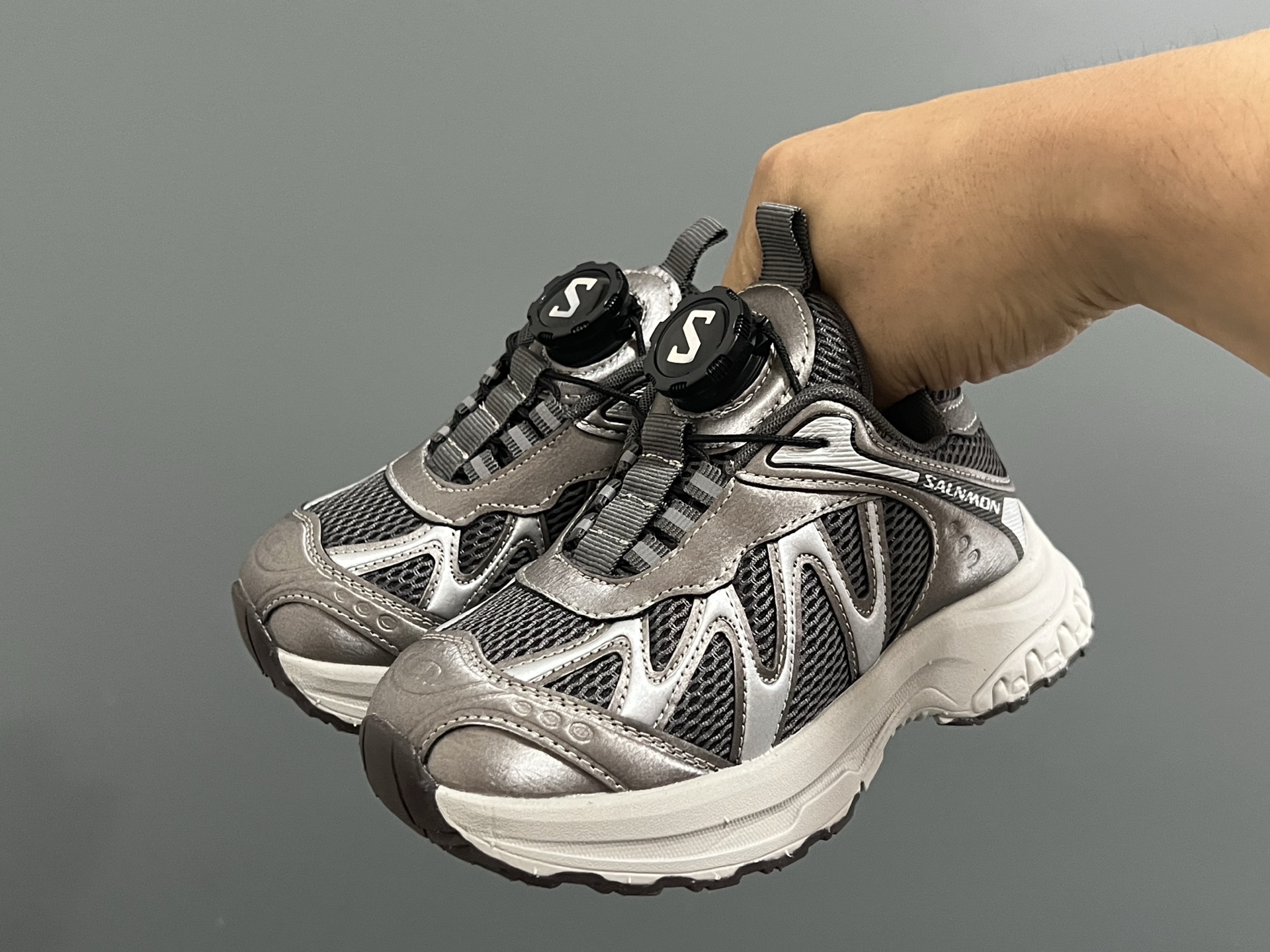 萨家新款2300锁扣儿童运动鞋 尺码：26-37码 经典萨洛蒙系列🔥 精致锁扣设计，穿脱方便✌🏻 优质面料拼接☁️质感满满💯 橡胶耐磨防滑大底，脚感不言而喻✔️-选品中心