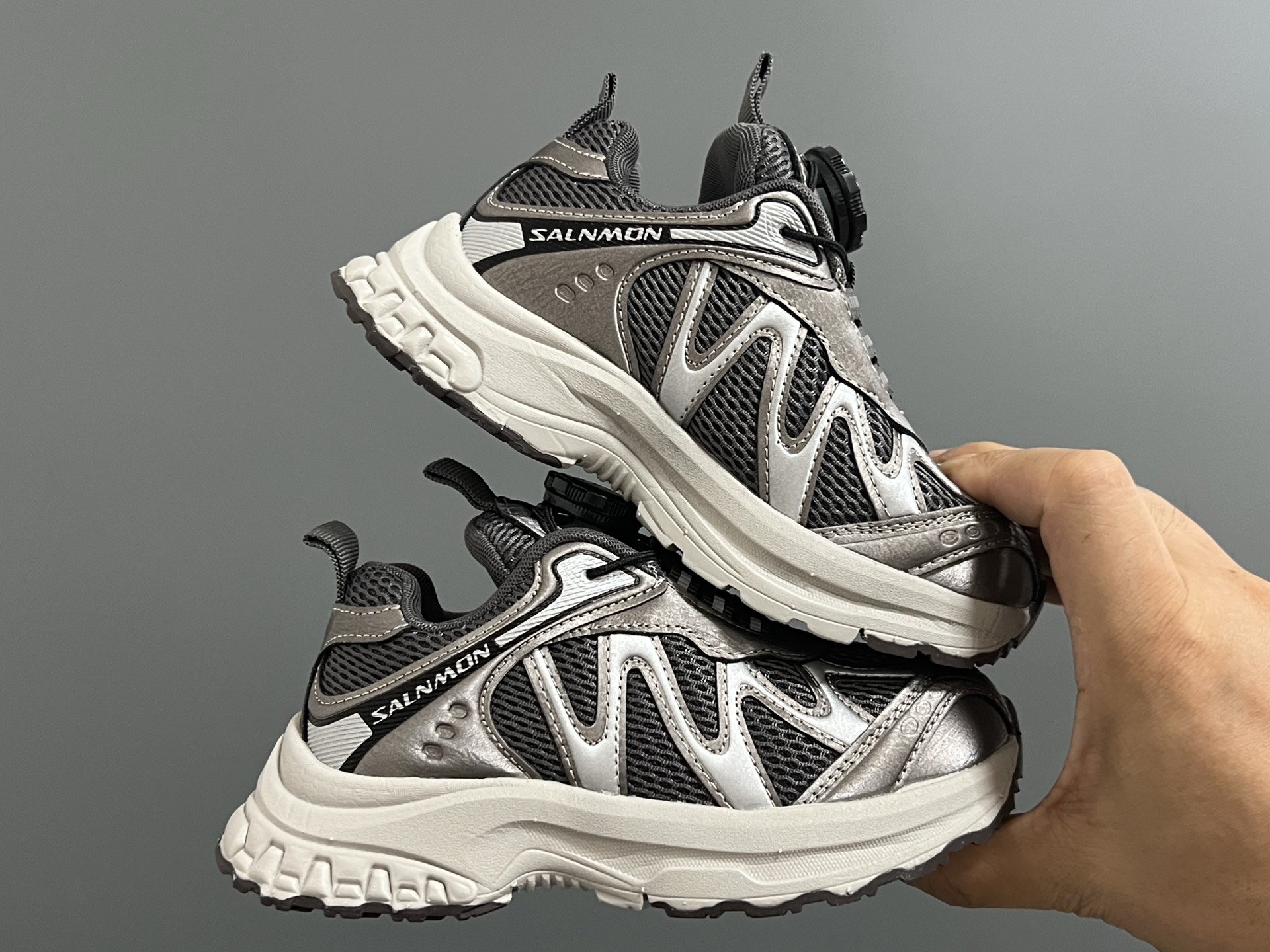 图片[9]-萨家新款2300锁扣儿童运动鞋 尺码：26-37码 经典萨洛蒙系列🔥 精致锁扣设计，穿脱方便✌🏻 优质面料拼接☁️质感满满💯 橡胶耐磨防滑大底，脚感不言而喻✔️-选品中心