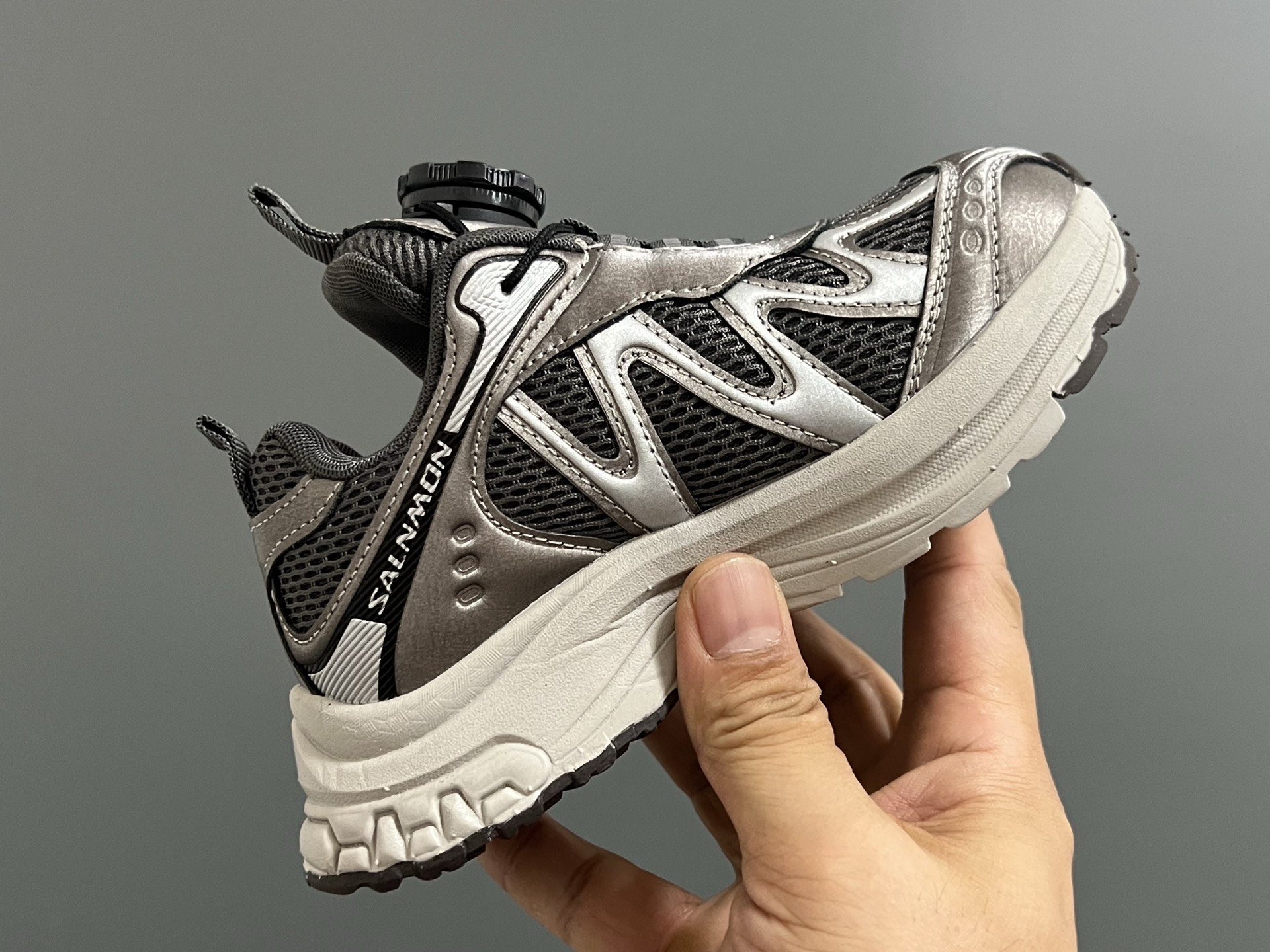 图片[6]-萨家新款2300锁扣儿童运动鞋 尺码：26-37码 经典萨洛蒙系列🔥 精致锁扣设计，穿脱方便✌🏻 优质面料拼接☁️质感满满💯 橡胶耐磨防滑大底，脚感不言而喻✔️-选品中心