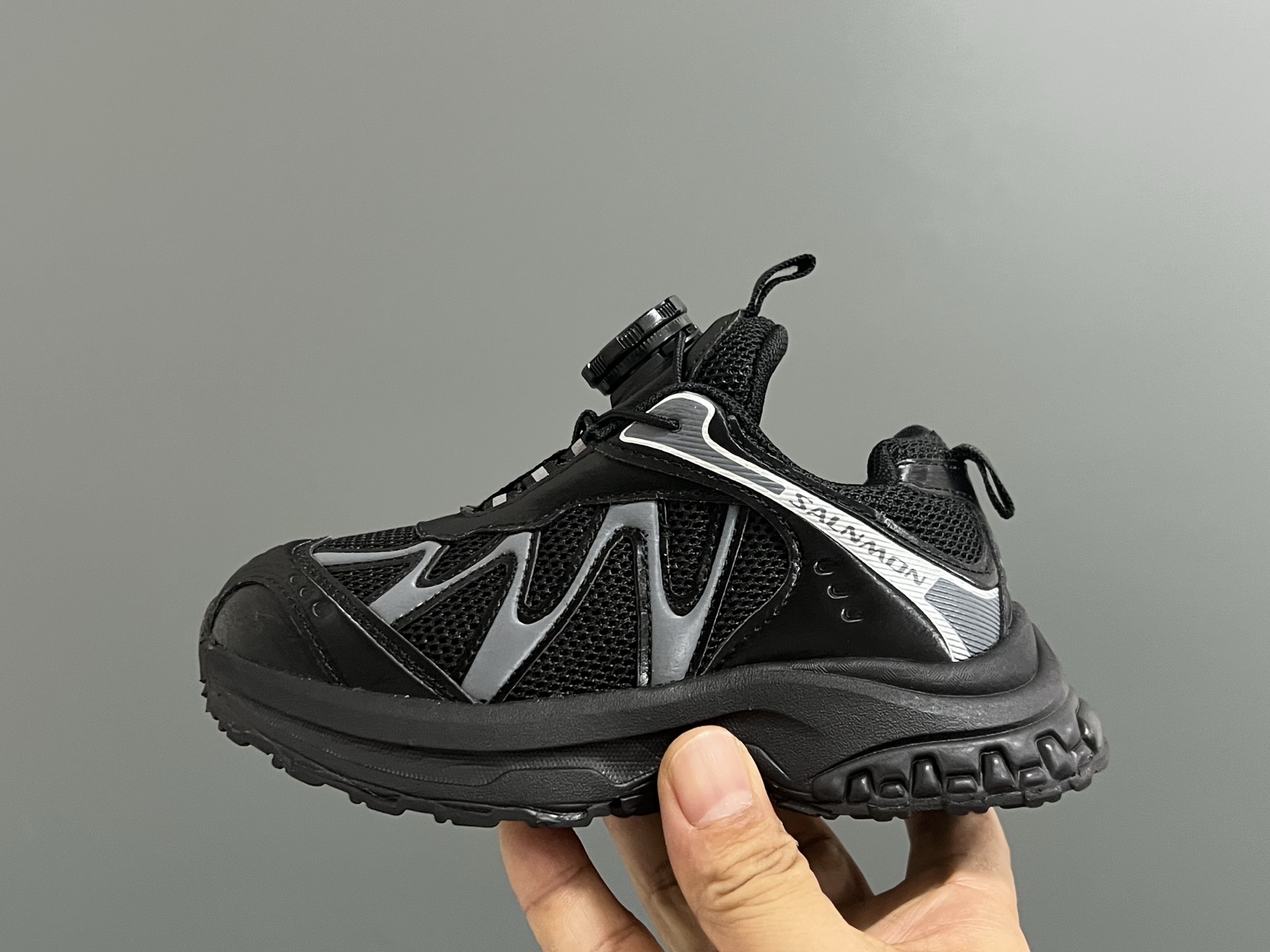 图片[4]-萨络蒙XT-WHISPER旋钮扣童鞋 白敬亭同款网红款儿童休闲户外越野机能运动跑步鞋尺码：26-37码 经典萨洛蒙系列🔥. 精致锁扣设计，穿脱方便✌🏻 优质面料拼接☁️质感满满💯 橡胶耐磨防滑大底，脚感不言而喻✔️-选品中心