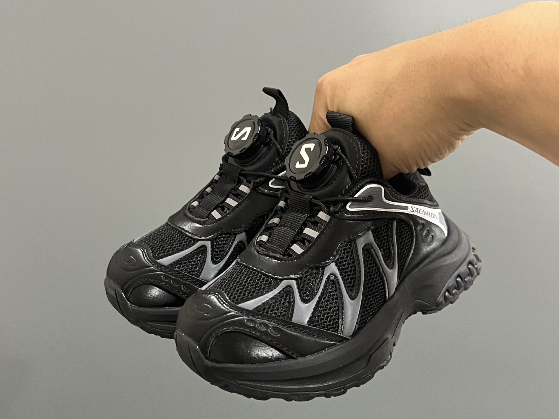 图片[2]-萨络蒙XT-WHISPER旋钮扣童鞋 白敬亭同款网红款儿童休闲户外越野机能运动跑步鞋尺码：26-37码 经典萨洛蒙系列🔥. 精致锁扣设计，穿脱方便✌🏻 优质面料拼接☁️质感满满💯 橡胶耐磨防滑大底，脚感不言而喻✔️-选品中心