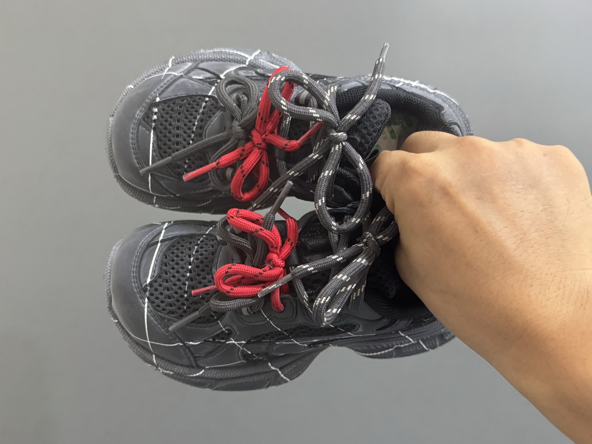 巴黎世家做旧网格线儿童魔术贴老爹鞋26-37码 魔术贴设计，穿脱超方便✌🏻 网面拼接，透气舒适☁️ 橡胶耐磨防滑大底，脚感超赞👍🏻-选品中心