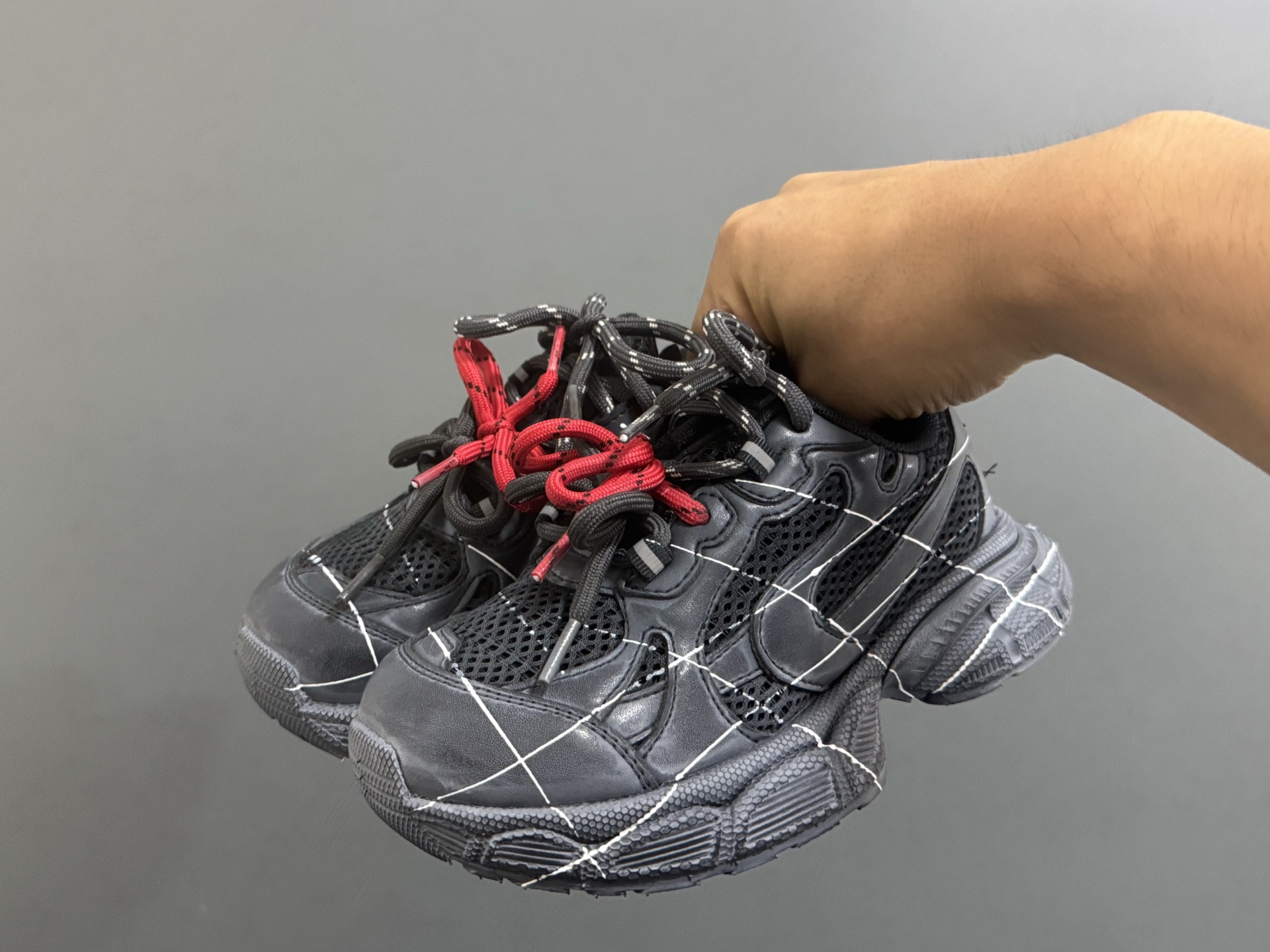 图片[2]-巴黎世家做旧网格线儿童魔术贴老爹鞋26-37码 魔术贴设计，穿脱超方便✌🏻 网面拼接，透气舒适☁️ 橡胶耐磨防滑大底，脚感超赞👍🏻-选品中心