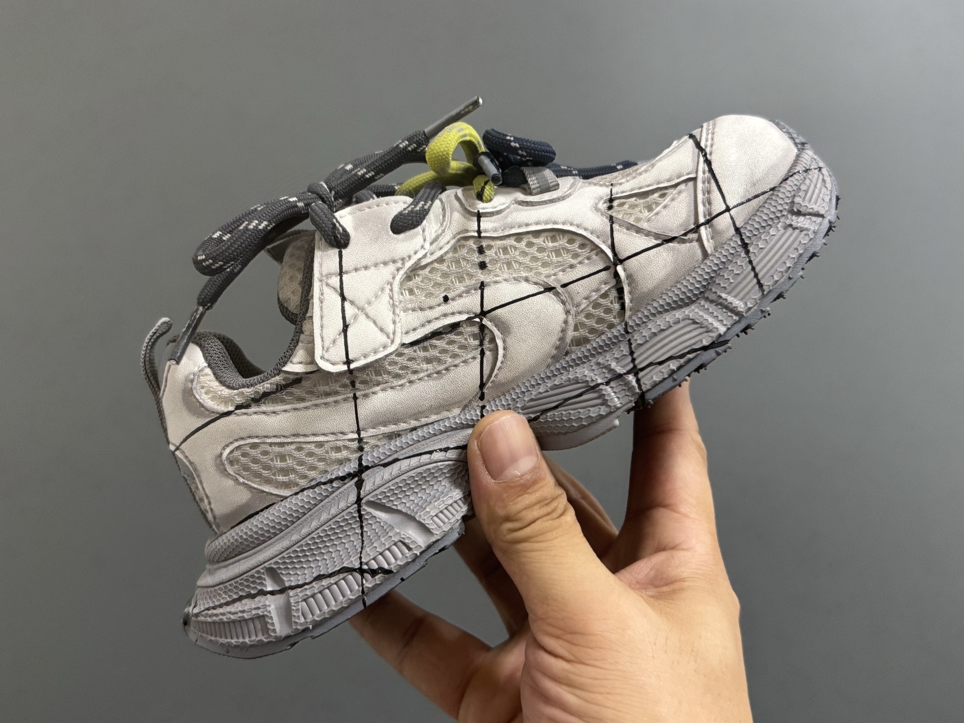 图片[6]-巴黎世家做旧网格线儿童魔术贴老爹鞋26-37码 魔术贴设计，穿脱超方便✌🏻 网面拼接，透气舒适☁️ 橡胶耐磨防滑大底，脚感超赞👍🏻-选品中心