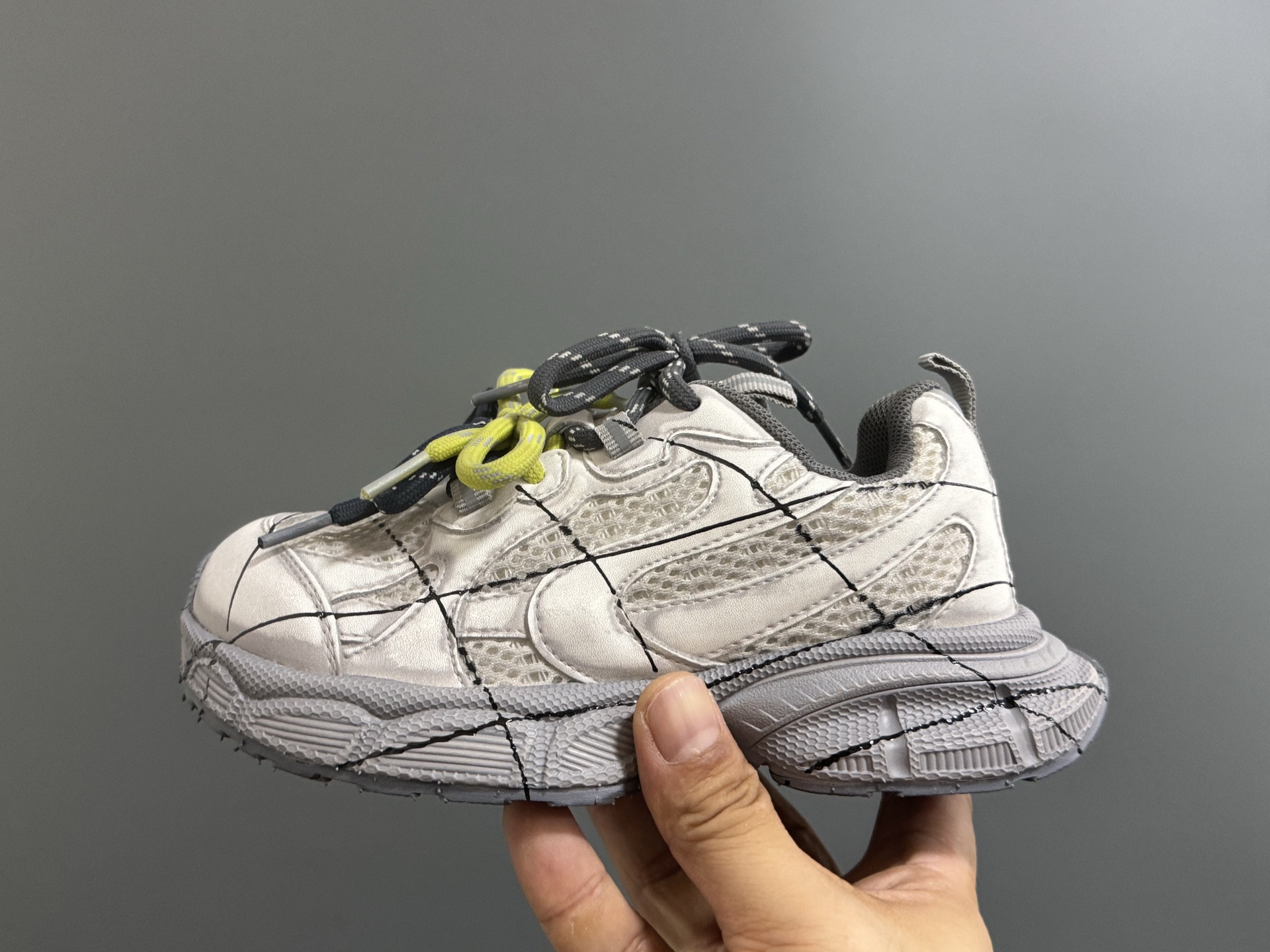 图片[4]-巴黎世家做旧网格线儿童魔术贴老爹鞋26-37码 魔术贴设计，穿脱超方便✌🏻 网面拼接，透气舒适☁️ 橡胶耐磨防滑大底，脚感超赞👍🏻-选品中心